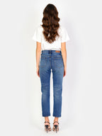 Jean mom stone PATRICIA MFBN femme, STONE, taille 25, porté par Amanda (1m76) – photo 4