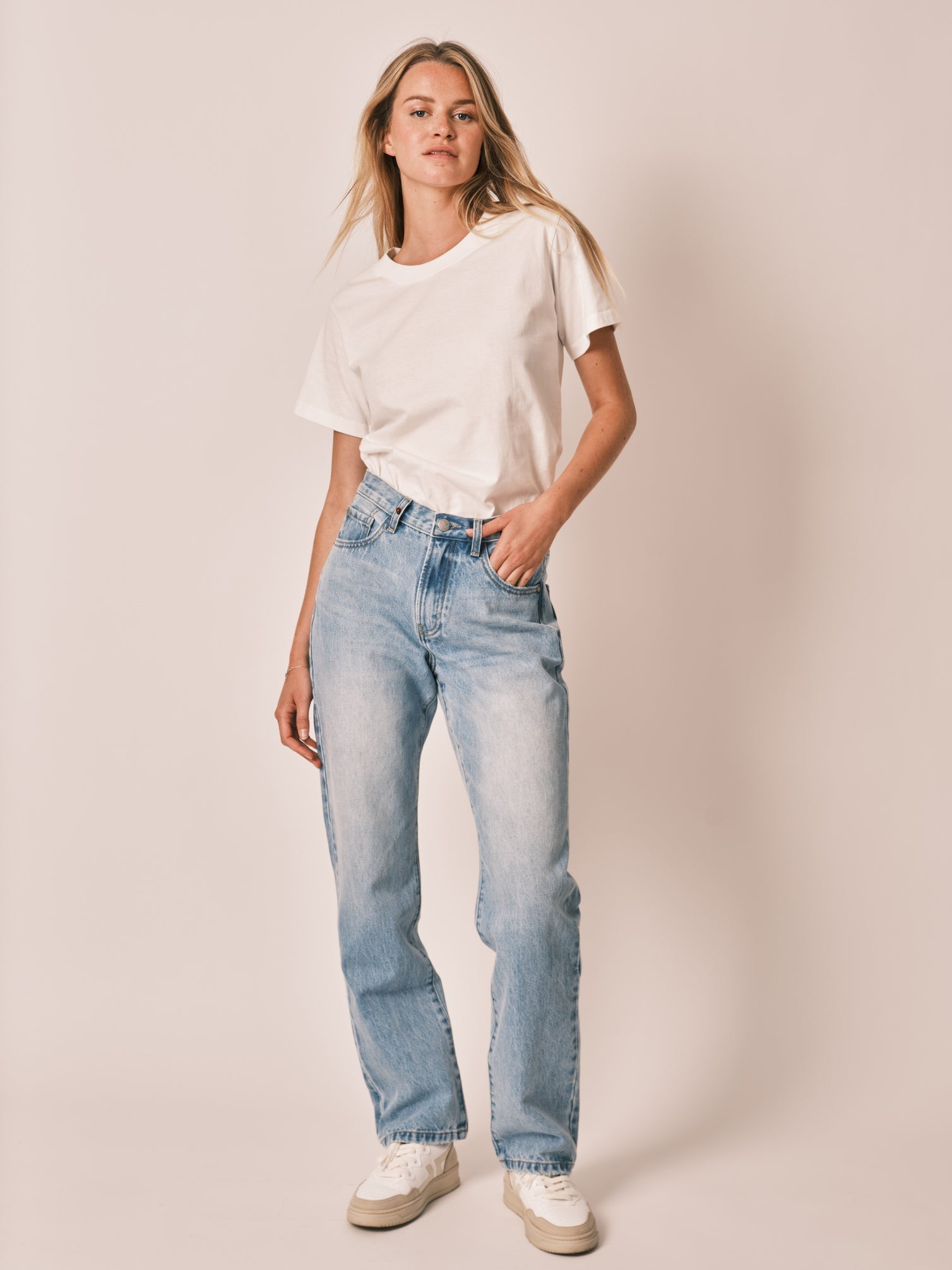 T-shirt blanc uni en coton TYFFEN blanc femme, WHITE, taille XS, porté par Clara (1m71) – photo 3