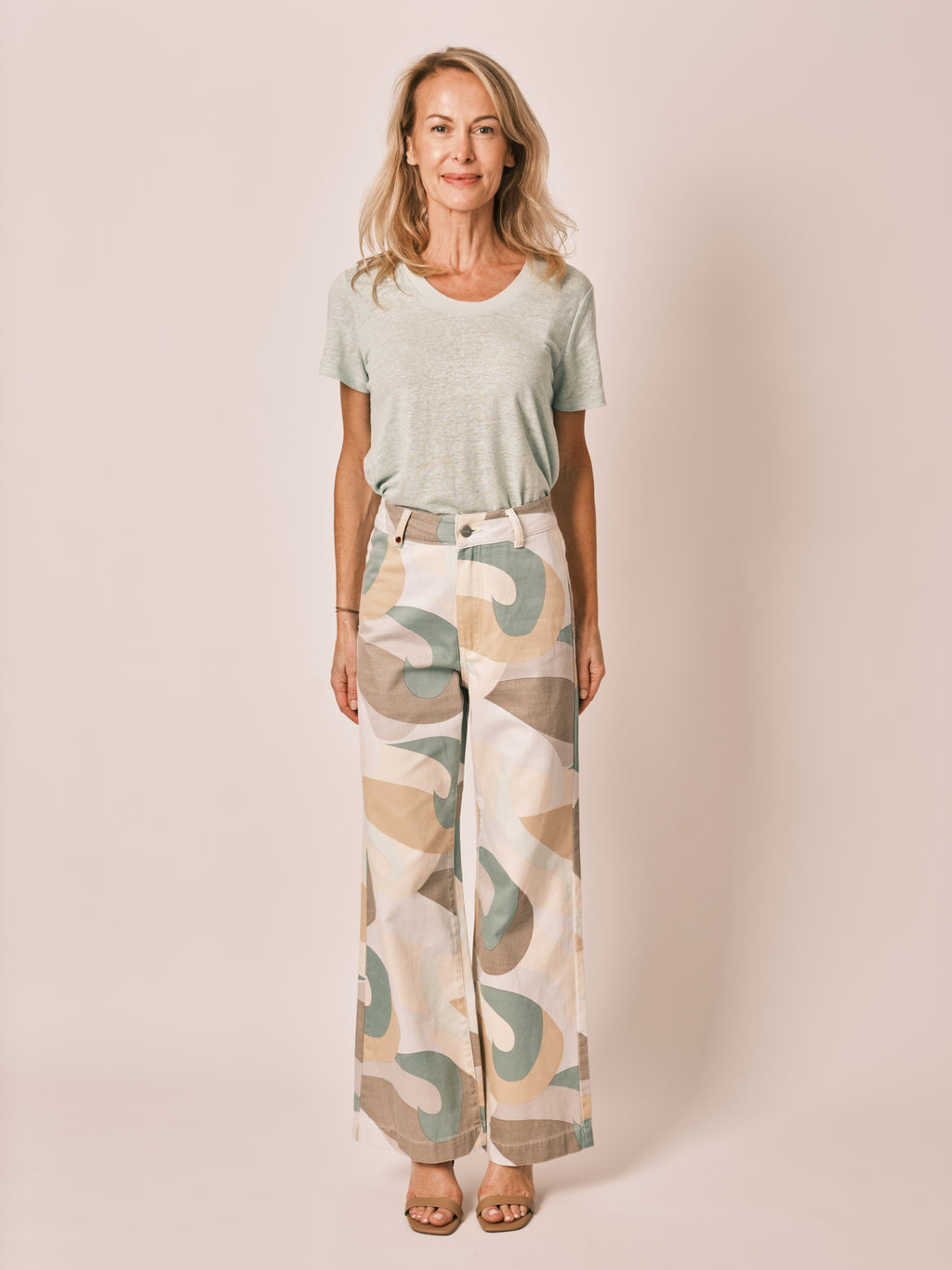 Jean évasé Camo FAUVE femme, CAMO, taille XS, porté par Jessica (1m75) – photo 2