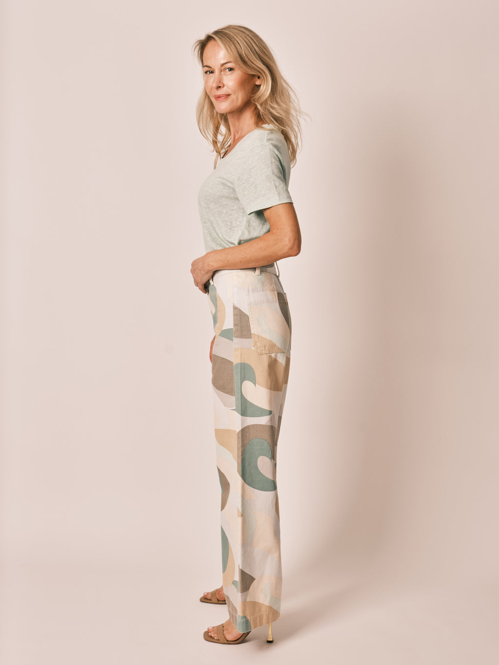 Jean évasé Camo FAUVE femme, CAMO, taille XS, porté par Jessica (1m75) – photo 3