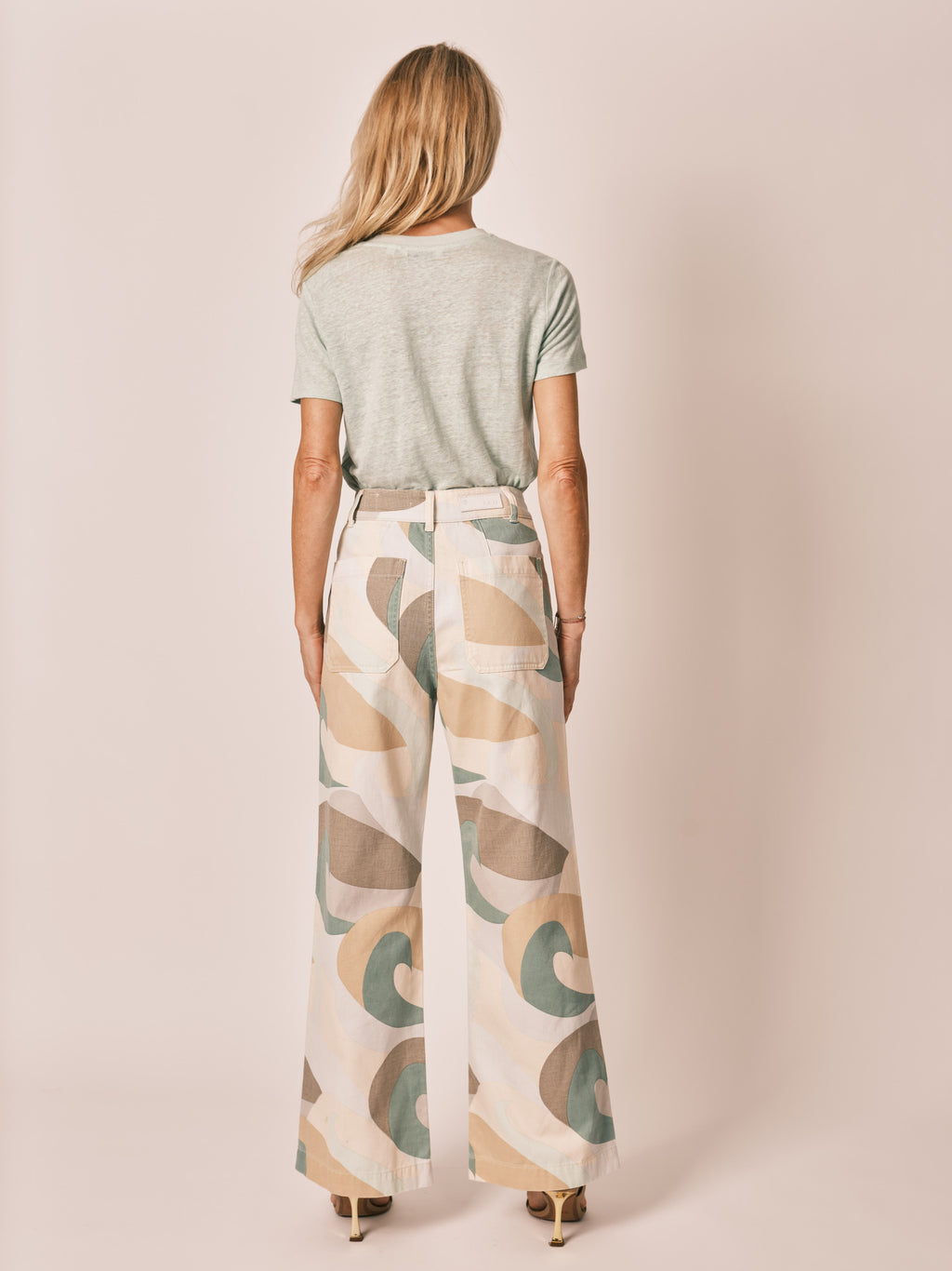 Jean évasé Camo FAUVE femme, CAMO, taille XS, porté par Jessica (1m75) – photo 4