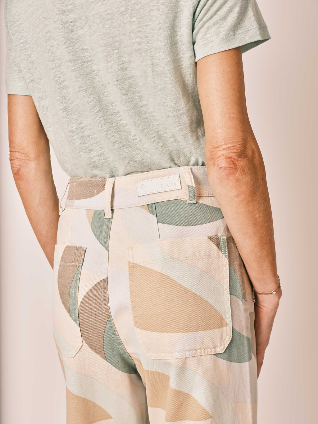 Jean évasé Camo FAUVE femme, CAMO, taille XS, porté par Jessica (1m75) – photo 5