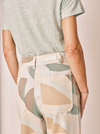 Jean évasé Camo FAUVE femme, CAMO, taille XS, porté par Jessica (1m75) – photo 5