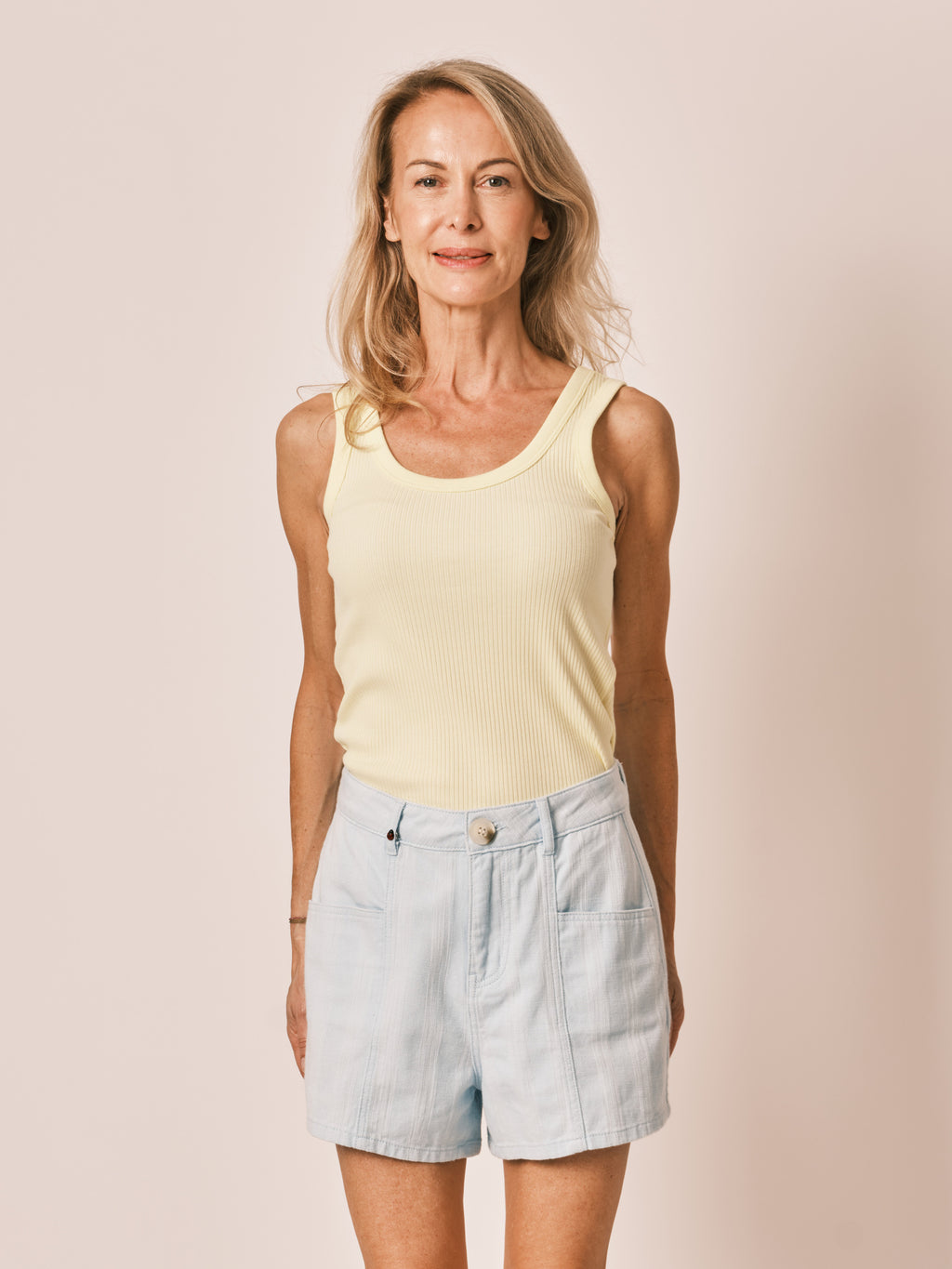 Short ample bleu clair AYEL en coton femme, BABY BLUE, taille XS, porté par Jessica (1m75) – photo 2
