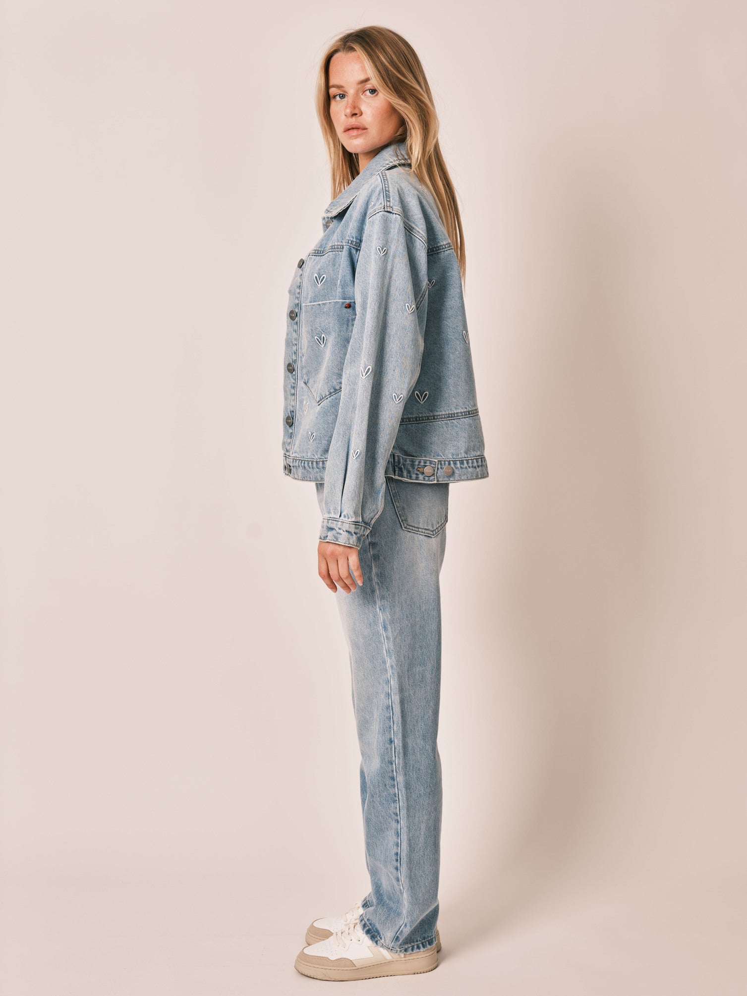 Louis Vuitton - Veste en jean bleue à motif arc-en-ciel, XIXe siècle, taille M sur Louis Vuitton - Veste en jean bleue à motif arc-en-ciel, XIXe siècle, taille M sur