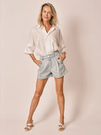 Short à pinces bleu AMELIA STRIPE femme, BLUE, taille XS, porté par Shazney (1m75) – photo 4