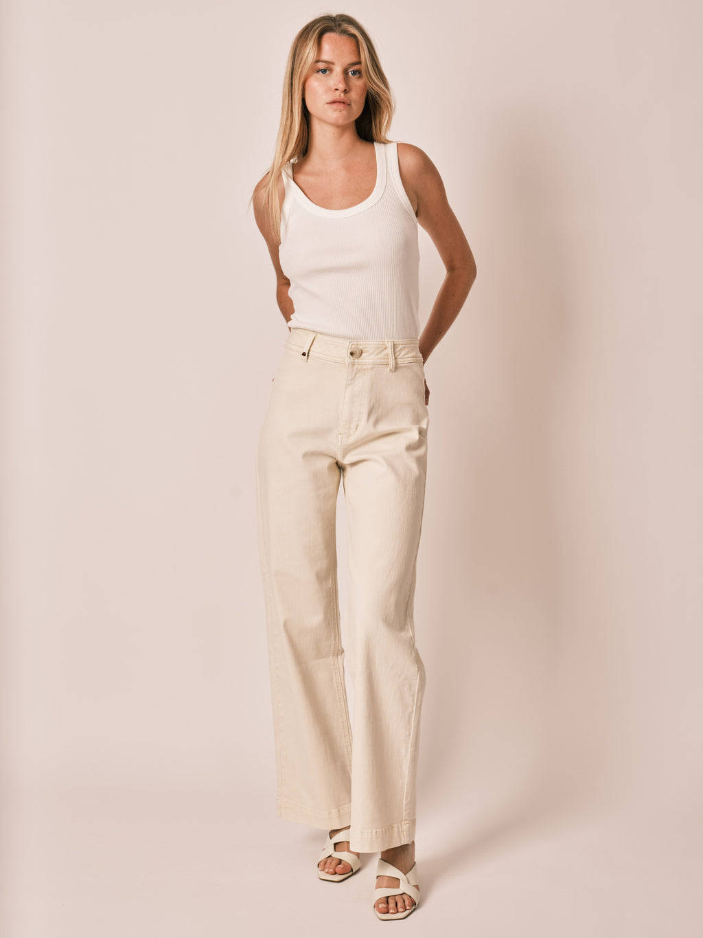 Jean évasé Greige FAUVE femme, GREIGE, taille XS, porté par Zoé (1m76) (F.A.M. JEANS) – photo 1