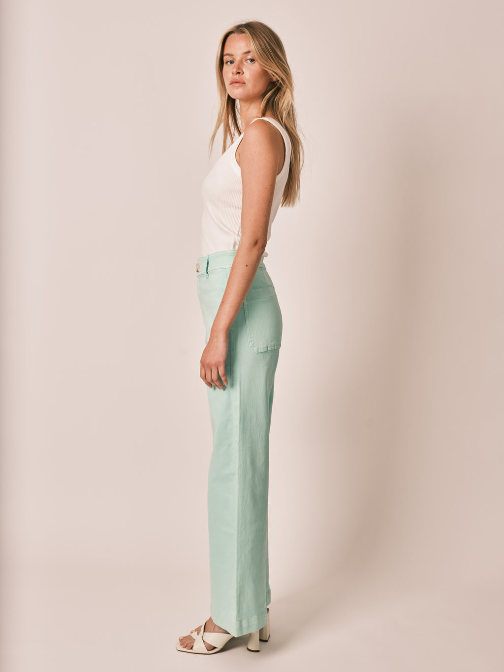 Jean évasé vert mint FAUVE femme, MINT, taille XS, porté par Zoé (1m76) – photo 3