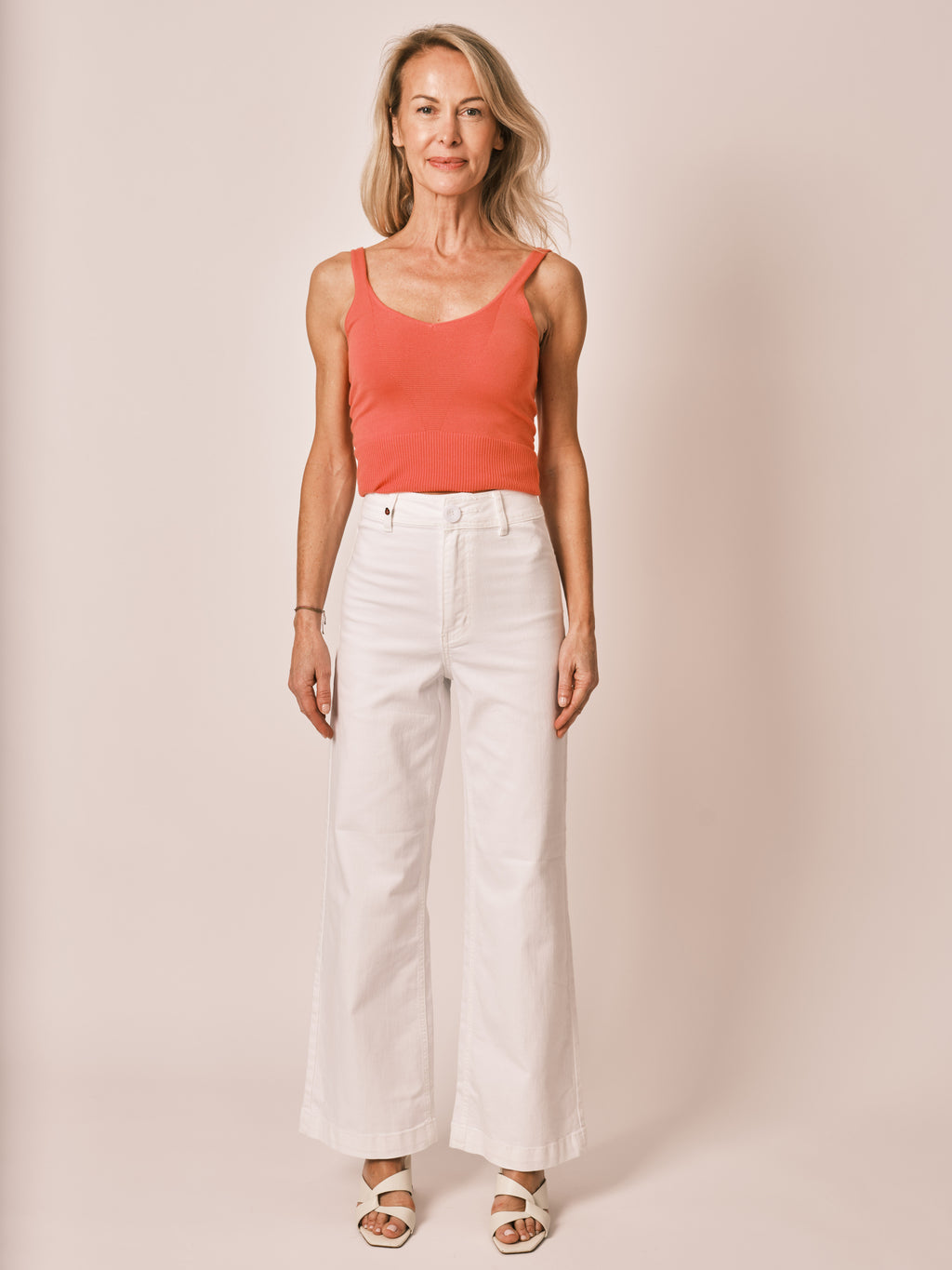 Jean évasé blanc FAUVE femme, WHITE, taille XS, porté par Jessica (1m75) – photo 2