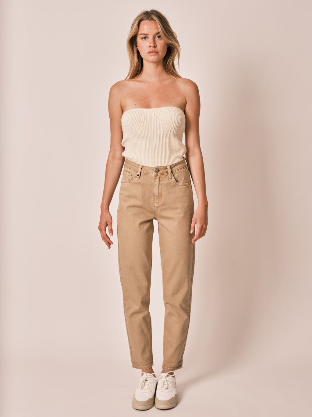 Jean mom beige sand taille haute POLLY femme, SAND, taille 25, porté par Zoé (1m76) – photo 2