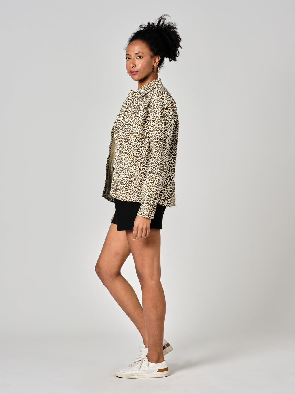 Veste en jean léopard VIVIAN femme, LEOPARD, taille XS, porté par Shazney (1m75) – photo 3