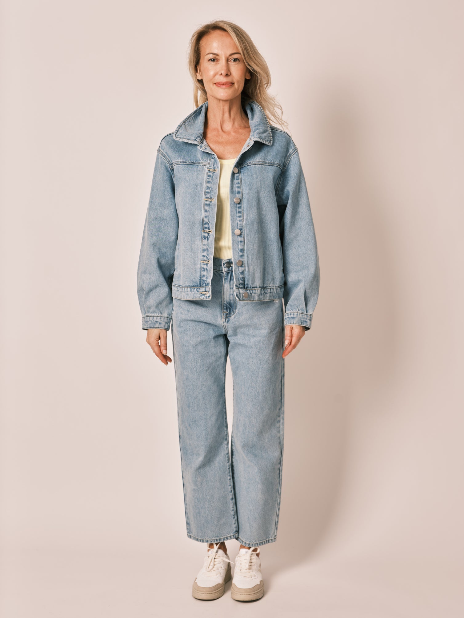 Veste en jean fleur oversize VICKY EMBRO femme, FLOWER, taille XS, porté par Jessica (1m75) – photo 2