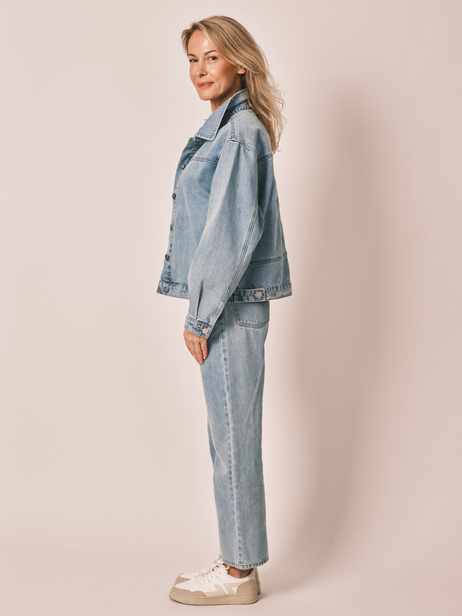 Veste en jean fleur oversize VICKY EMBRO femme, FLOWER, taille XS, porté par Jessica (1m75) – photo 3