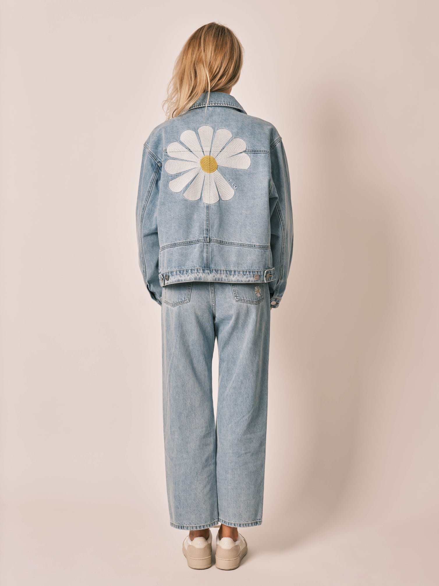 Veste en jean fleur oversize VICKY EMBRO femme, FLOWER, taille XS, porté par Jessica (1m75) – photo 4