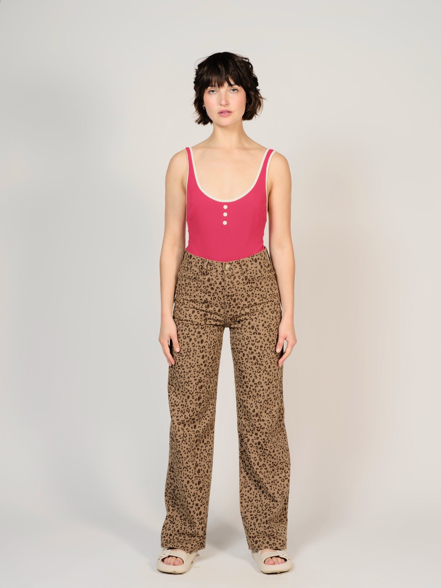 Jean évasé léopard FOREST LEOPARD femme, LEOPARD, taille XS, porté par Sarah (1m72) – photo 2