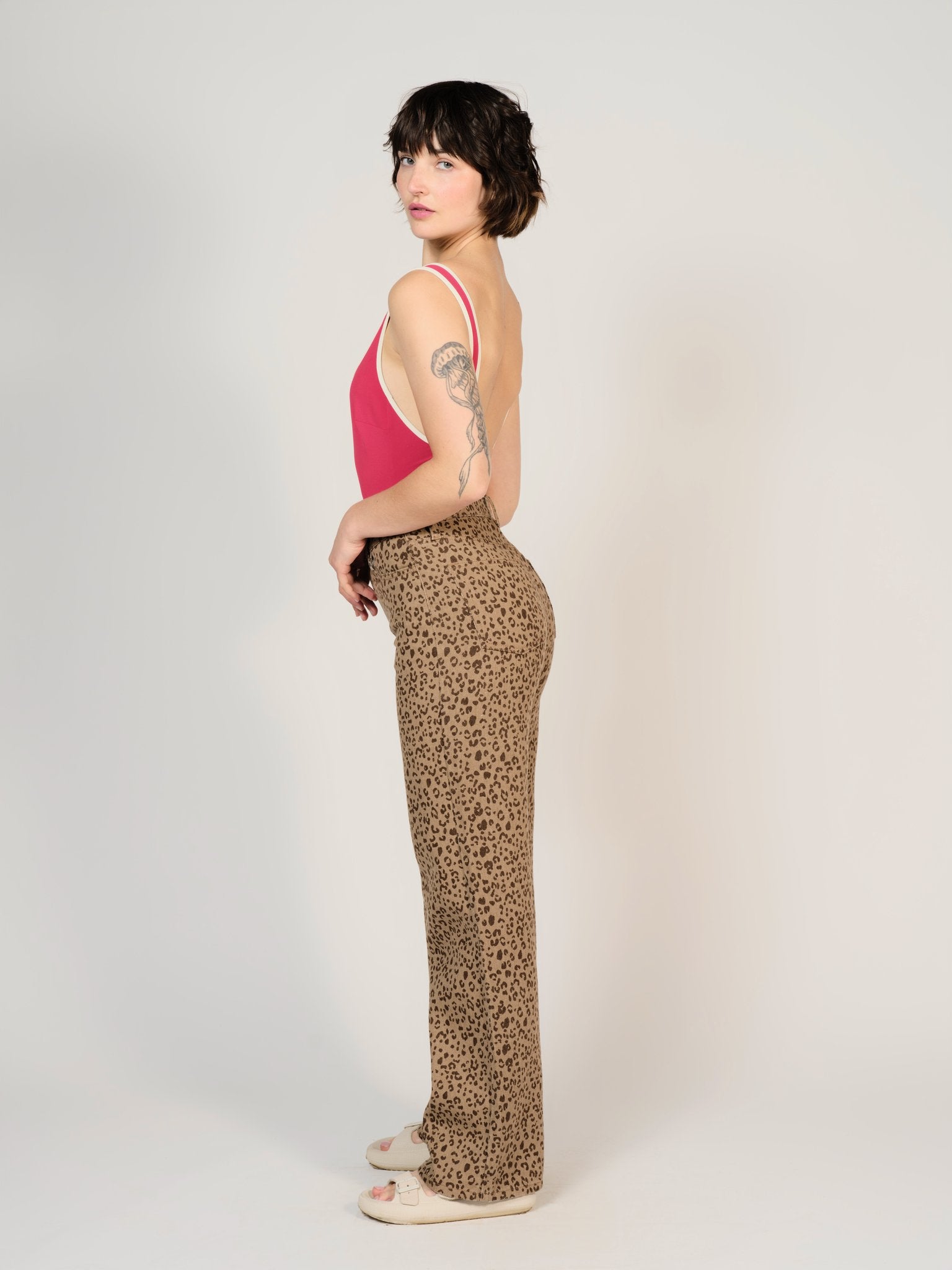 Jean évasé léopard FOREST LEOPARD femme, LEOPARD, taille XS, porté par Sarah (1m72) – photo 3