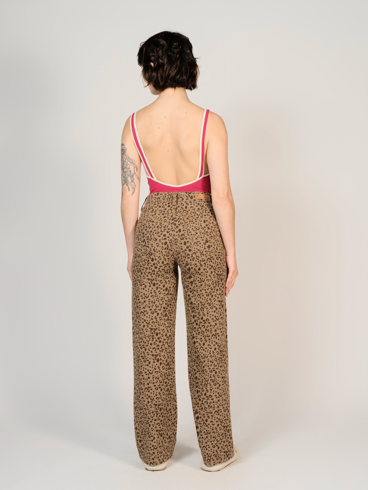 Jean évasé léopard FOREST LEOPARD femme, LEOPARD, taille XS, porté par Sarah (1m72) – photo 4