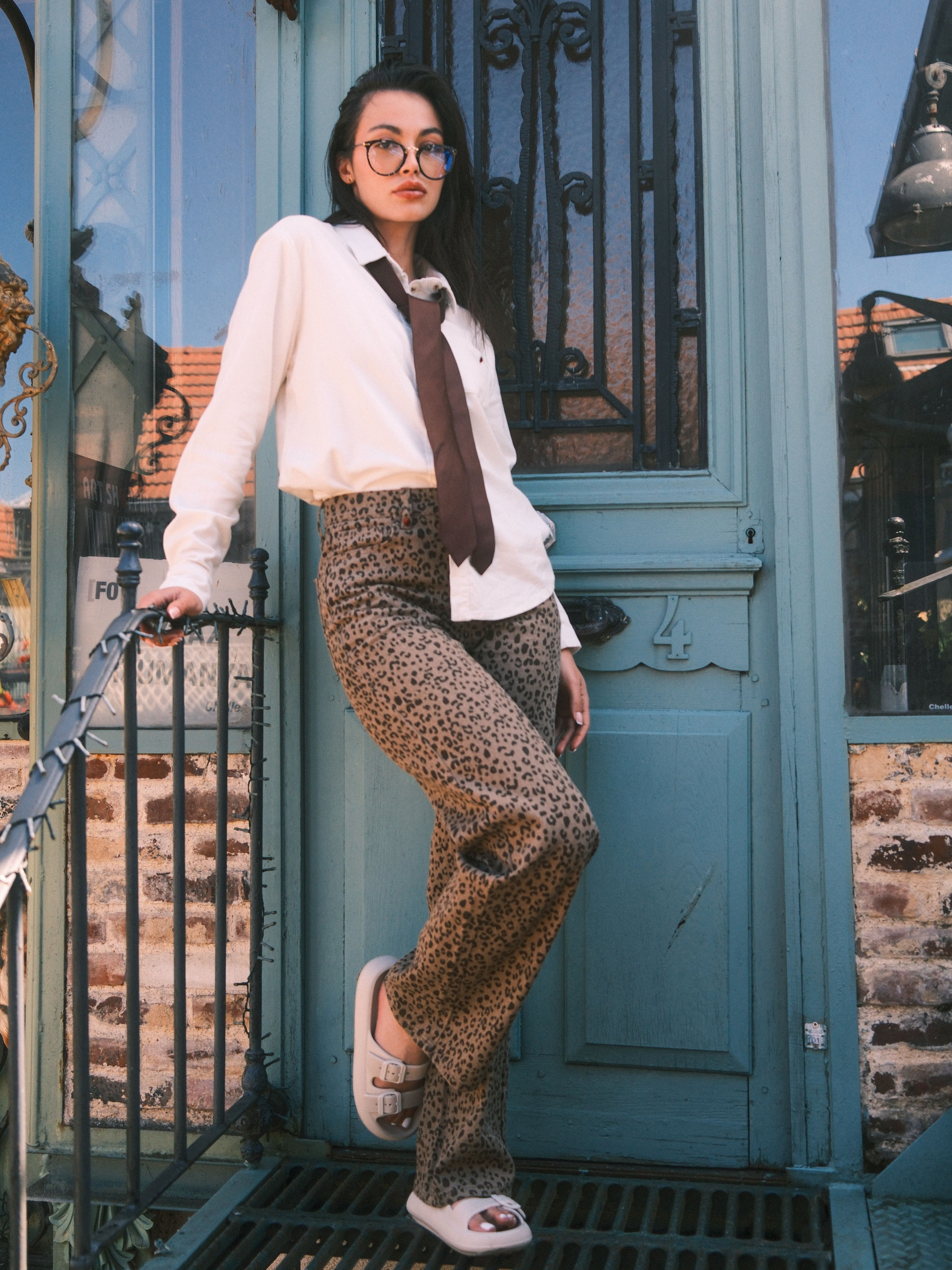 Jean évasé léopard FOREST LEOPARD femme, LEOPARD, taille XS, porté par Sarah (1m72) – photo 6