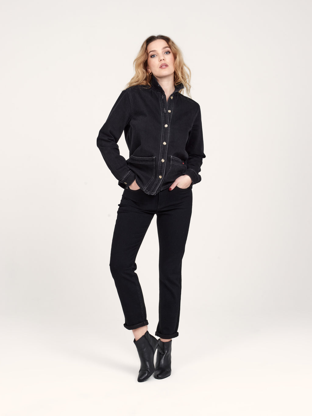 Jean mom noir PATRICIA MFN femme, BLACK, taille 25, porté par Priscilla (1m76) – photo 2