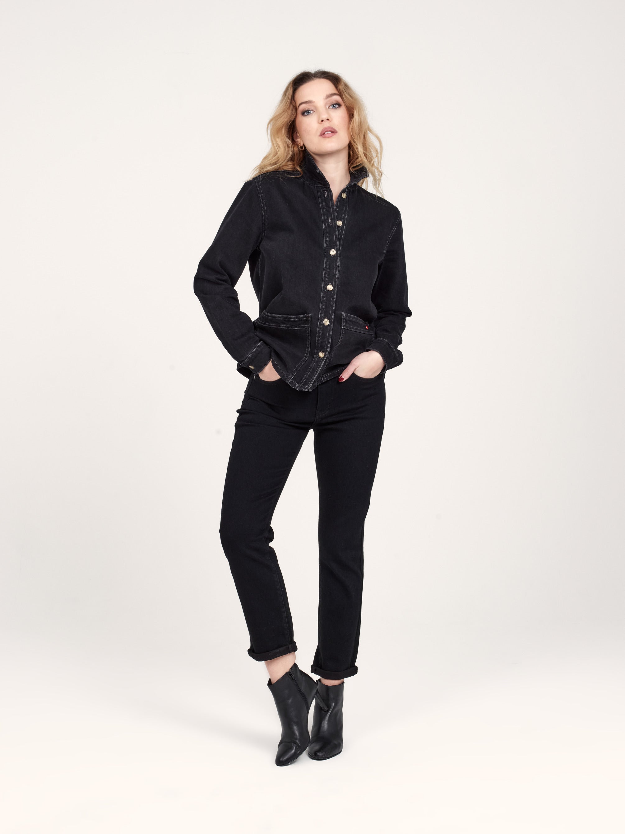 Jean mom noir PATRICIA MFN femme, BLACK, taille 25, porté par Priscilla (1m76) – photo 2