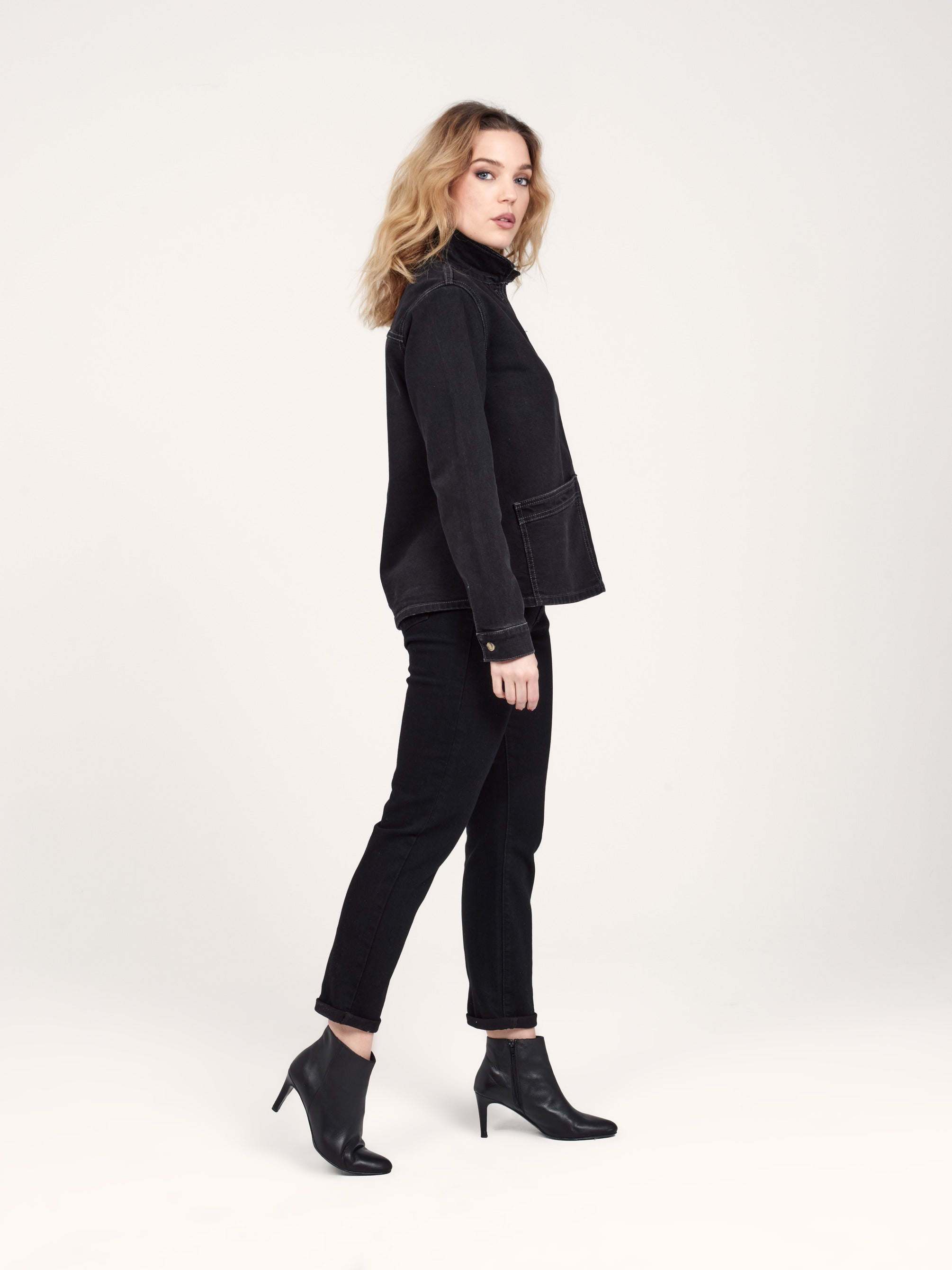 Jean mom noir PATRICIA MFN femme, BLACK, taille 25, porté par Priscilla (1m76) – photo 3