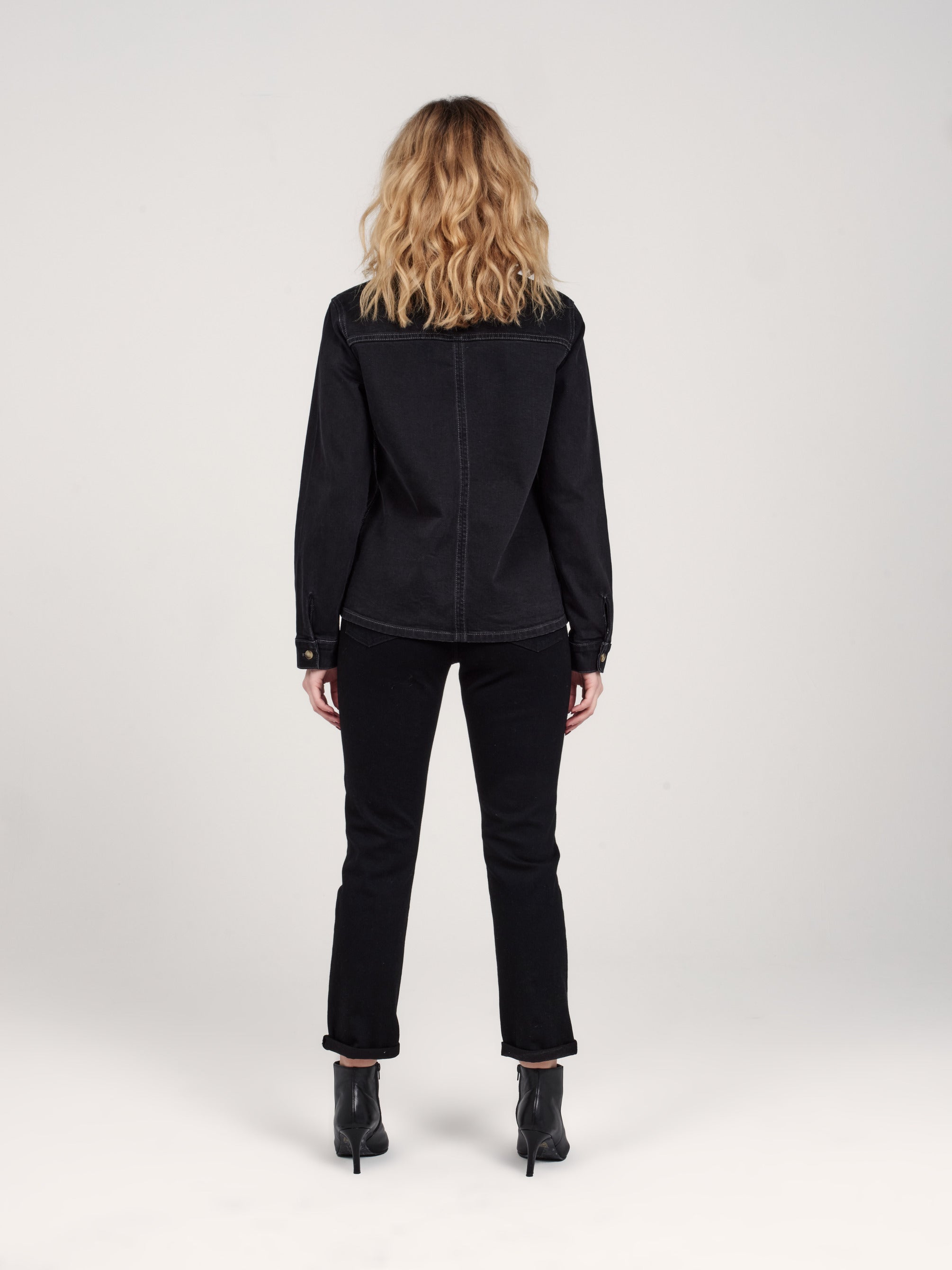 Jean mom noir PATRICIA MFN femme, BLACK, taille 25, porté par Priscilla (1m76) – photo 4