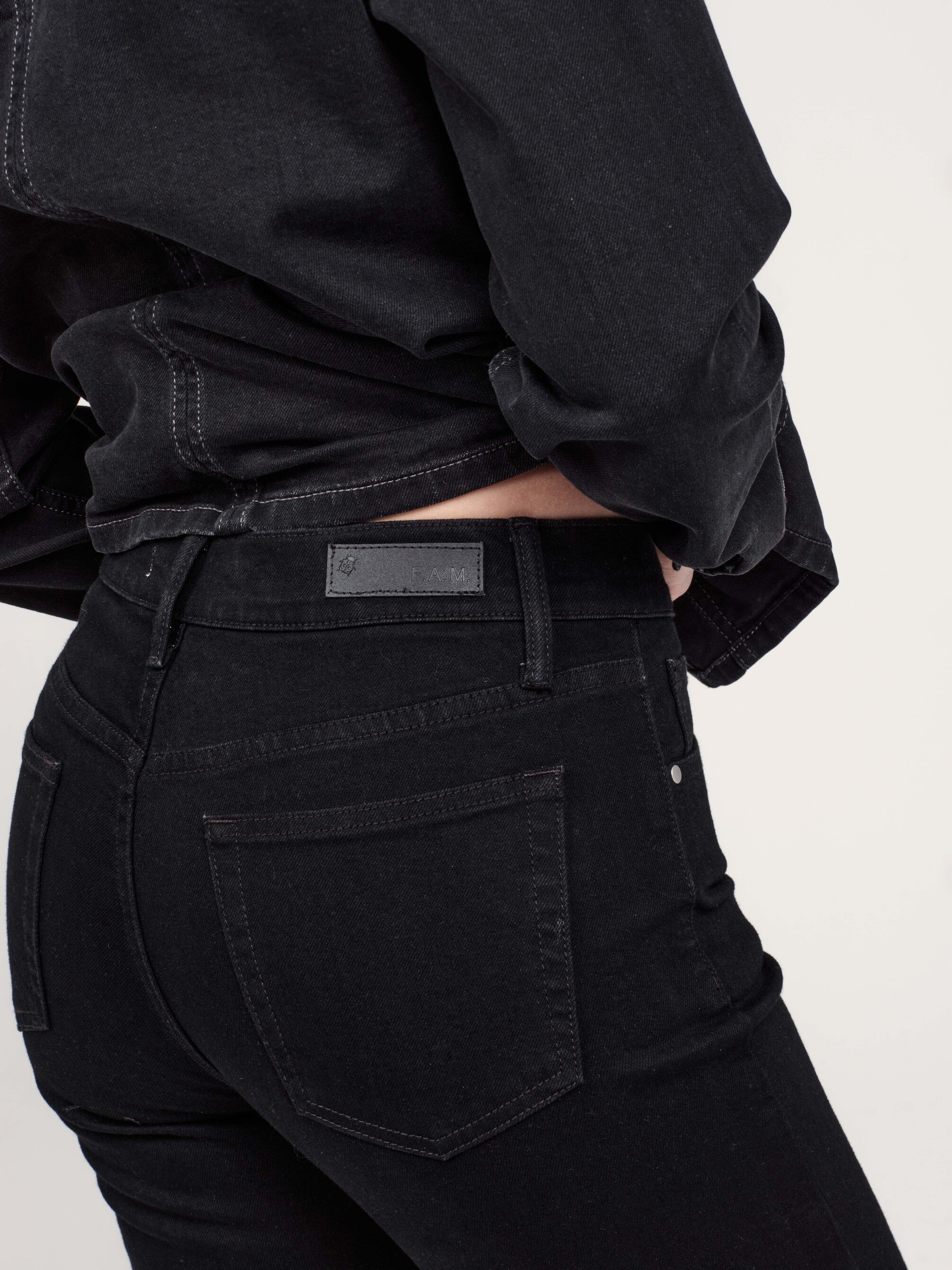 Jean mom noir PATRICIA MFN femme, BLACK, taille 25, porté par Priscilla (1m76) – photo 5