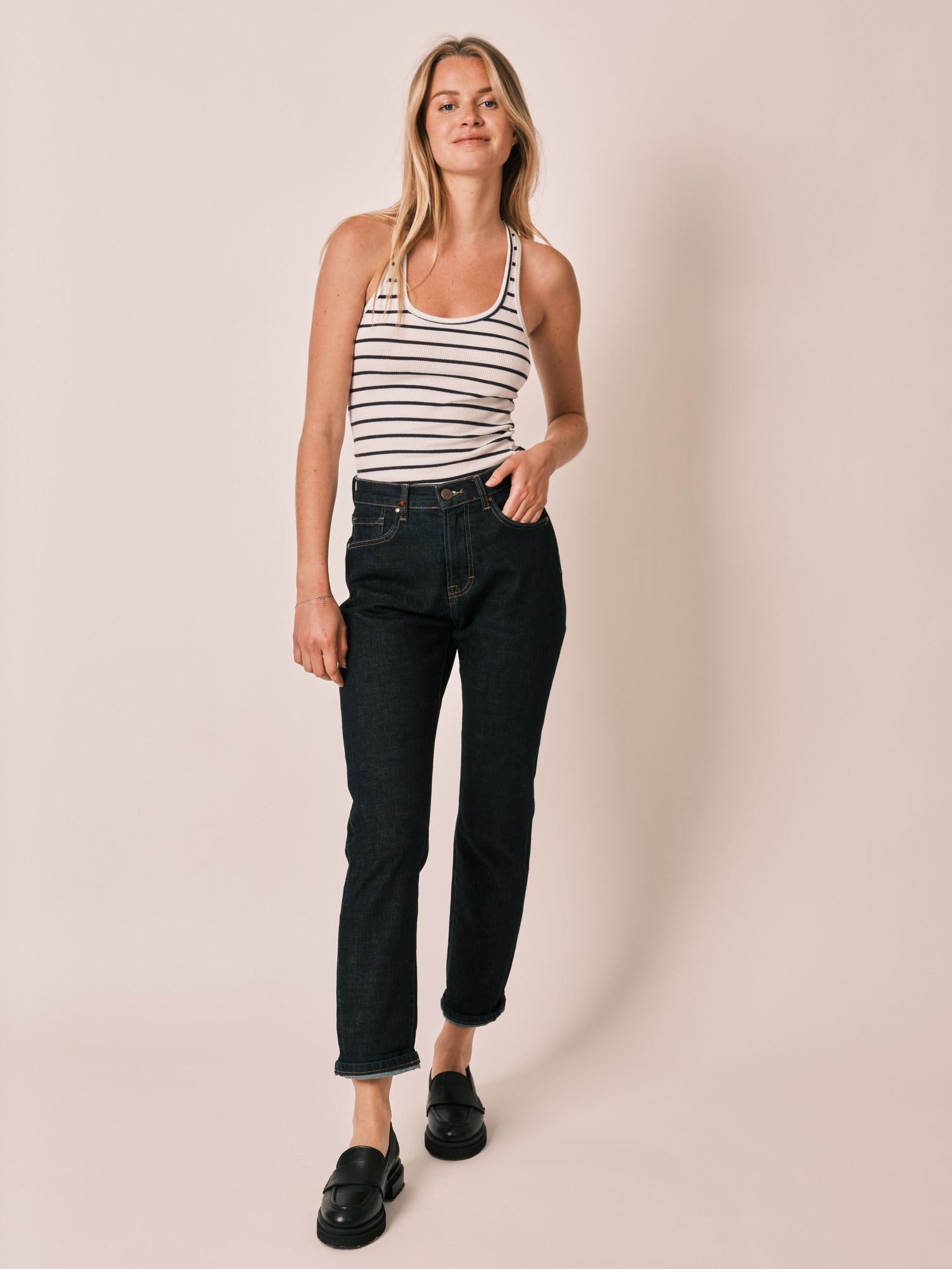 Jean mom indigo PATRICIA MFN femme, INDIGO, taille 25, porté par Zoé (1m76) (F.A.M. JEANS) – photo 1