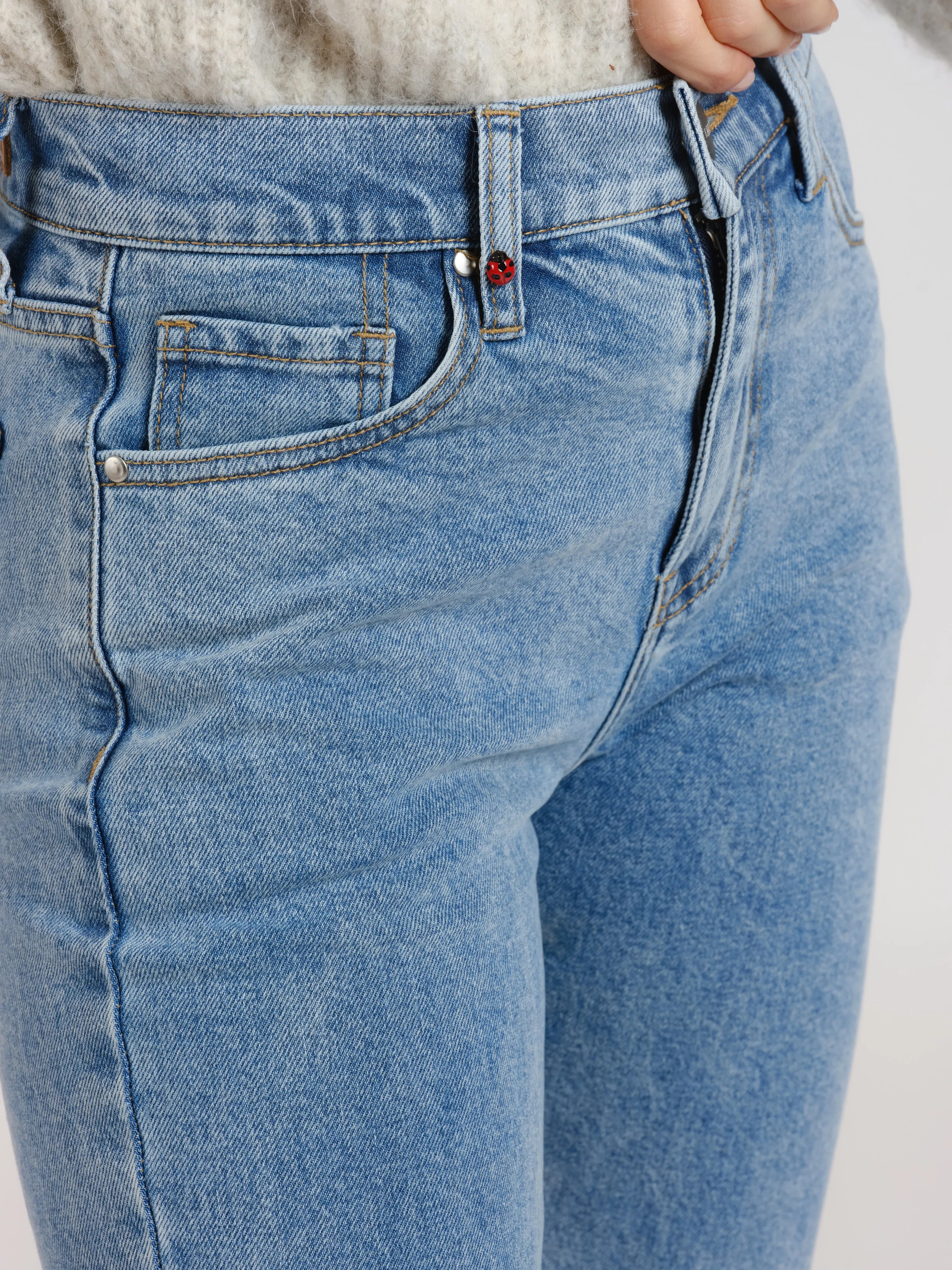 Jean mom taille mi-haute blue PATRICIA MFN femme, BLUE, taille 25, porté par Sarah (1m72) – photo 5