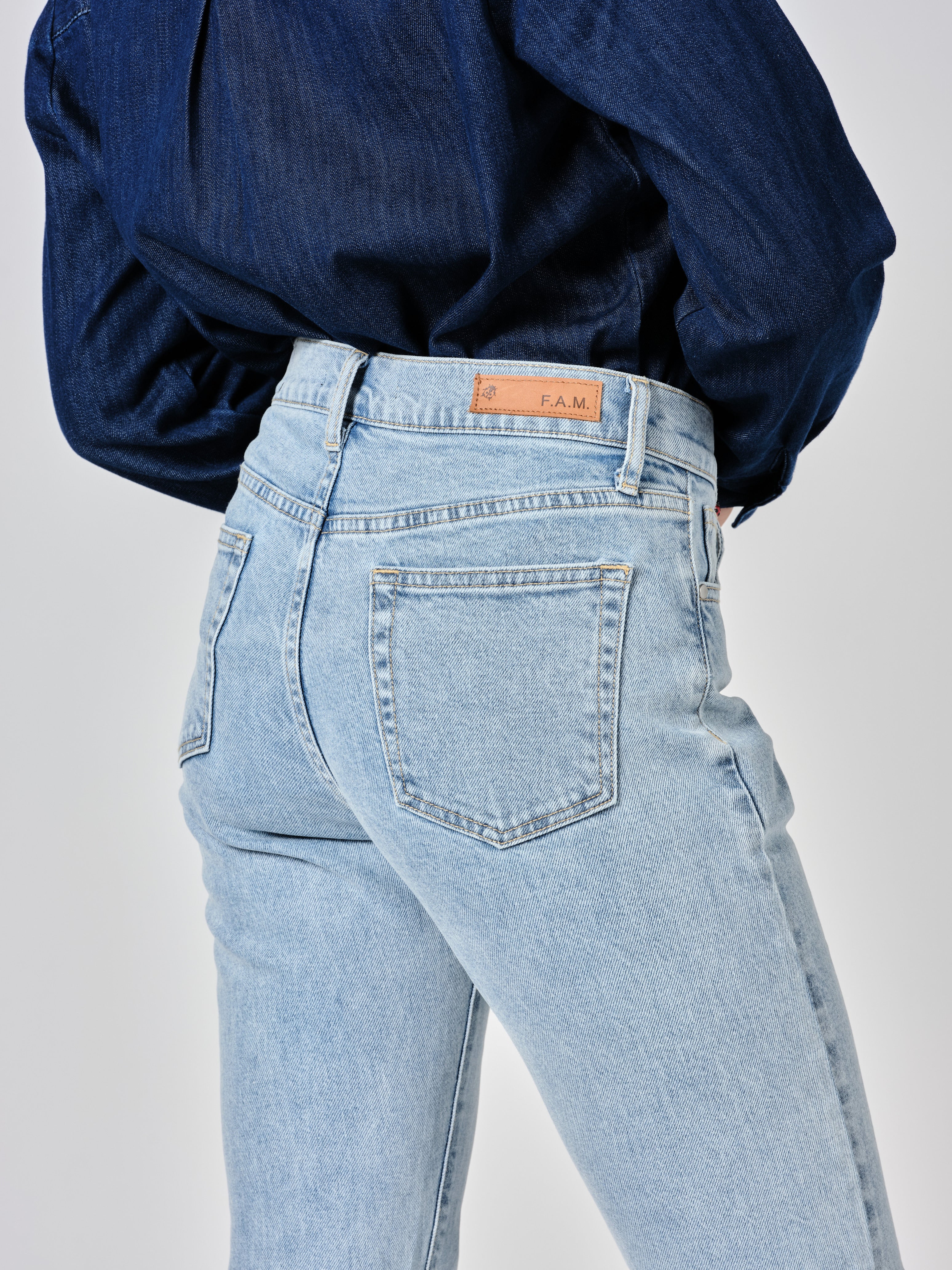 Jean mom bleu clair PATRICIA LONG femme, LIGHT BLUE LONG, taille 24, porté par Shazney (1m75) (F.A.M. JEANS) – photo 1
