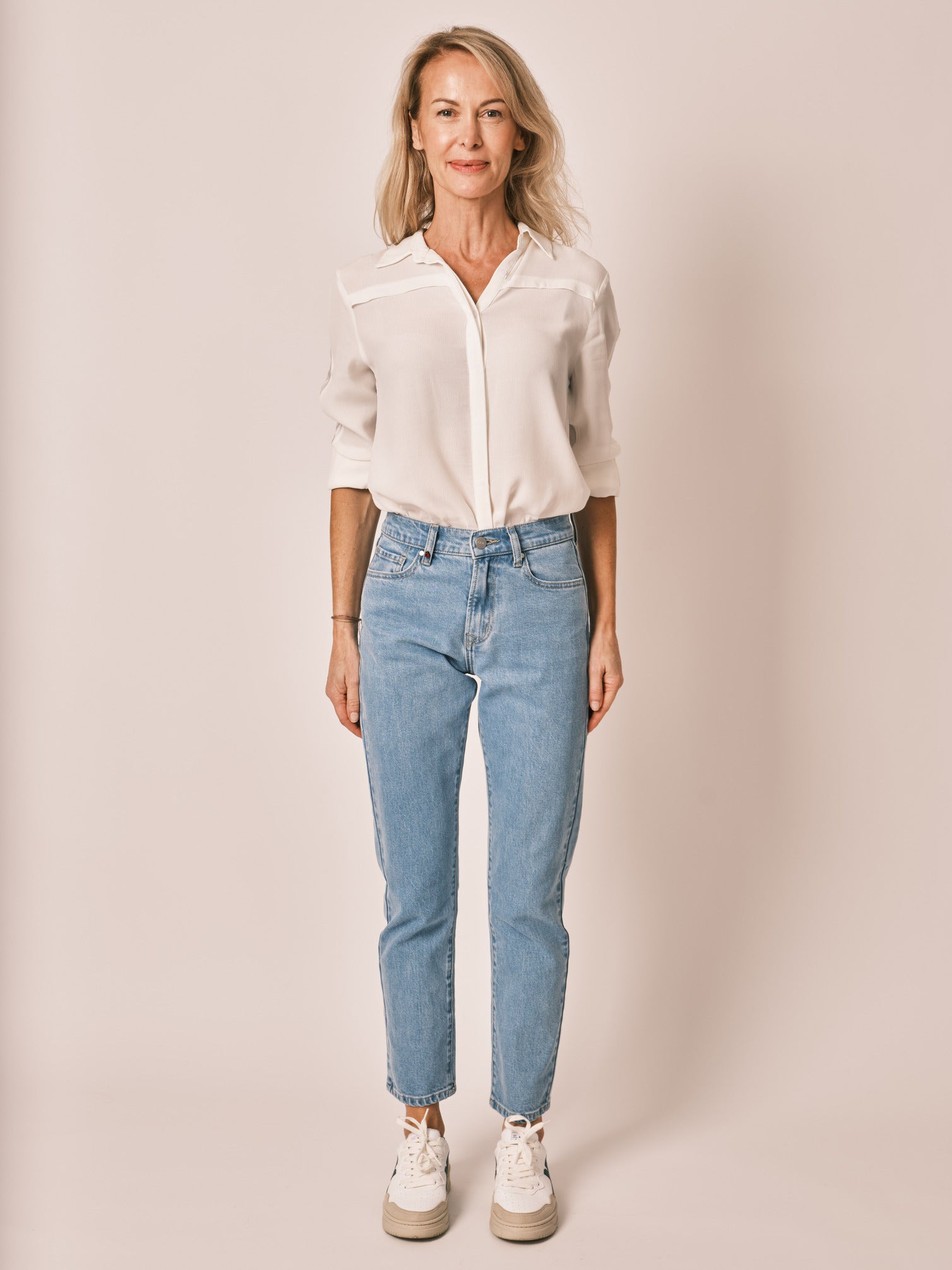 Jean mom bleu clair PATRICIA MFN femme, LIGHT BLUE, taille 25, porté par Jessica (1m75) – photo 2