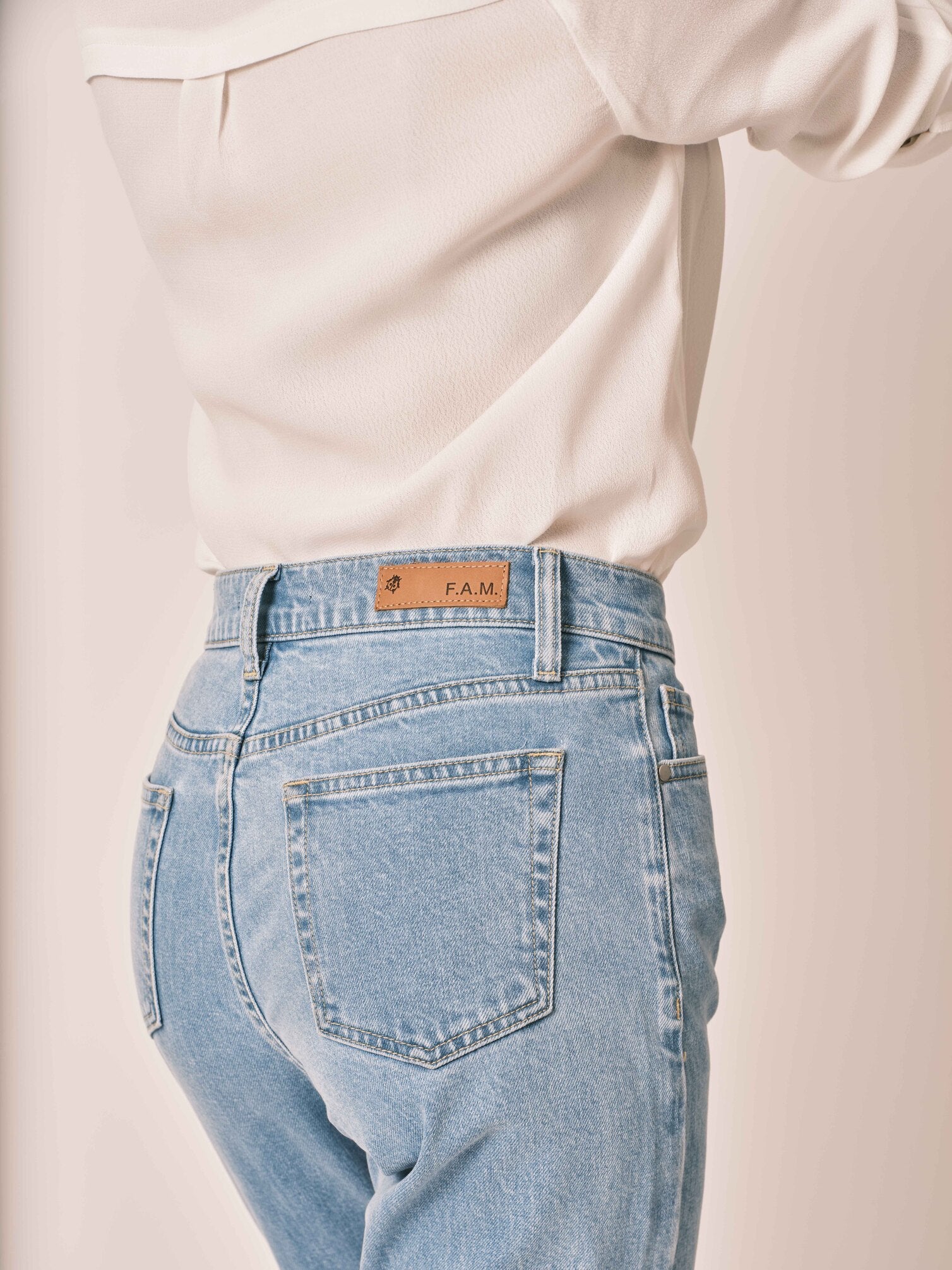 Jean mom bleu clair PATRICIA MFN femme, LIGHT BLUE, taille 25, porté par Jessica (1m75) – photo 5