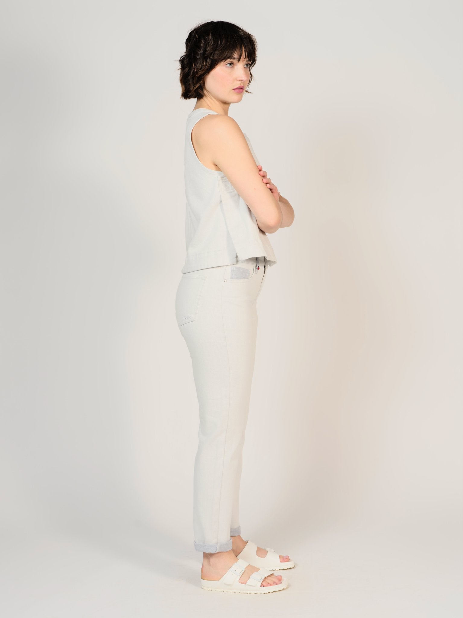 Jean mom blanc PATRICIA MFN femme, WHITE/BLUE, taille 25, porté par Sarah (1m72) – photo 3