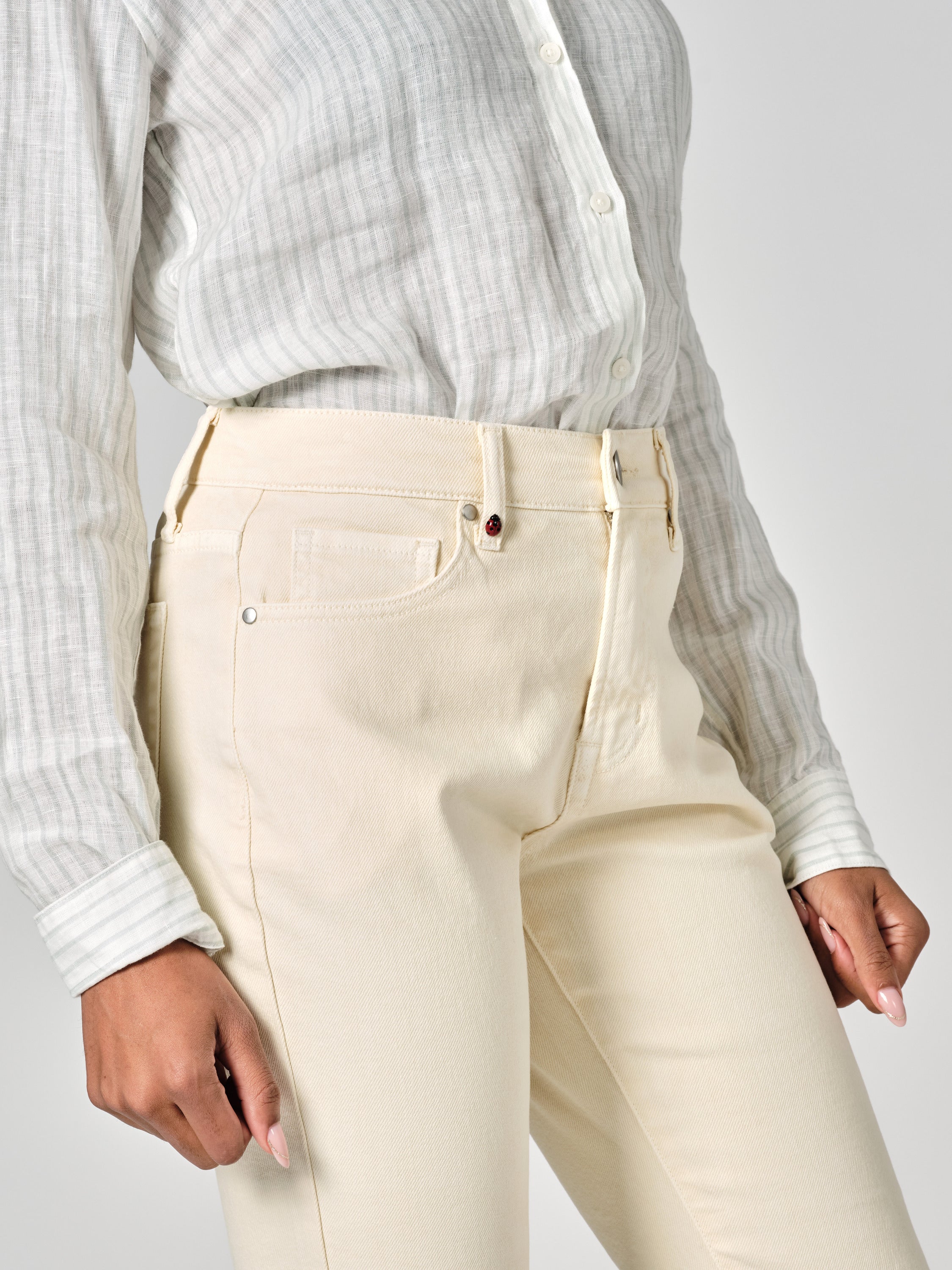 Jean mom greige PATRICIA MFN femme, GREIGE, taille 25, porté par Shazney (1m75) – photo 5