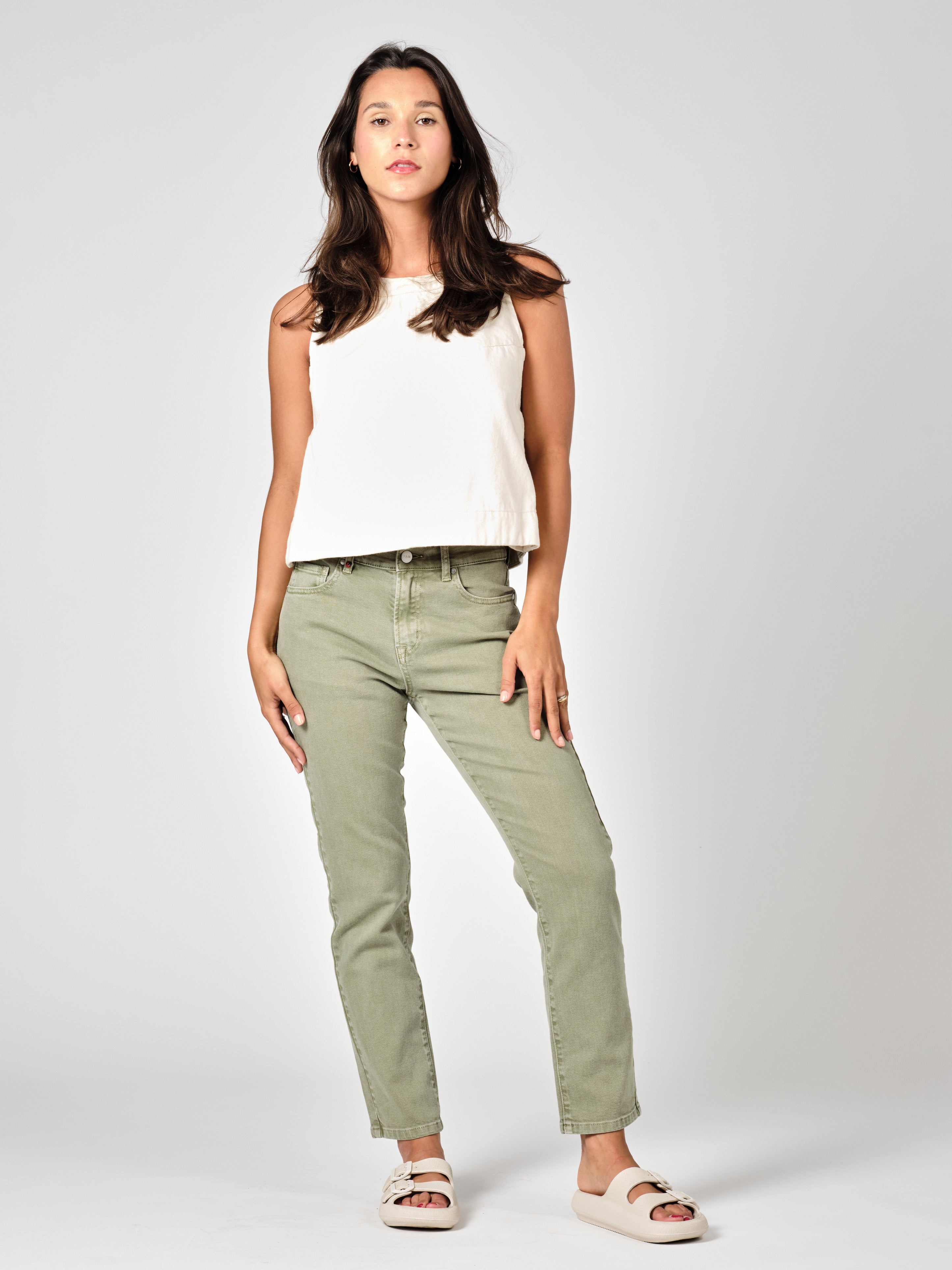 Jean mom kaki PATRICIA MFN femme, KAKI, taille 25, porté par Valentine (1m70) (F.A.M. JEANS) – photo 1