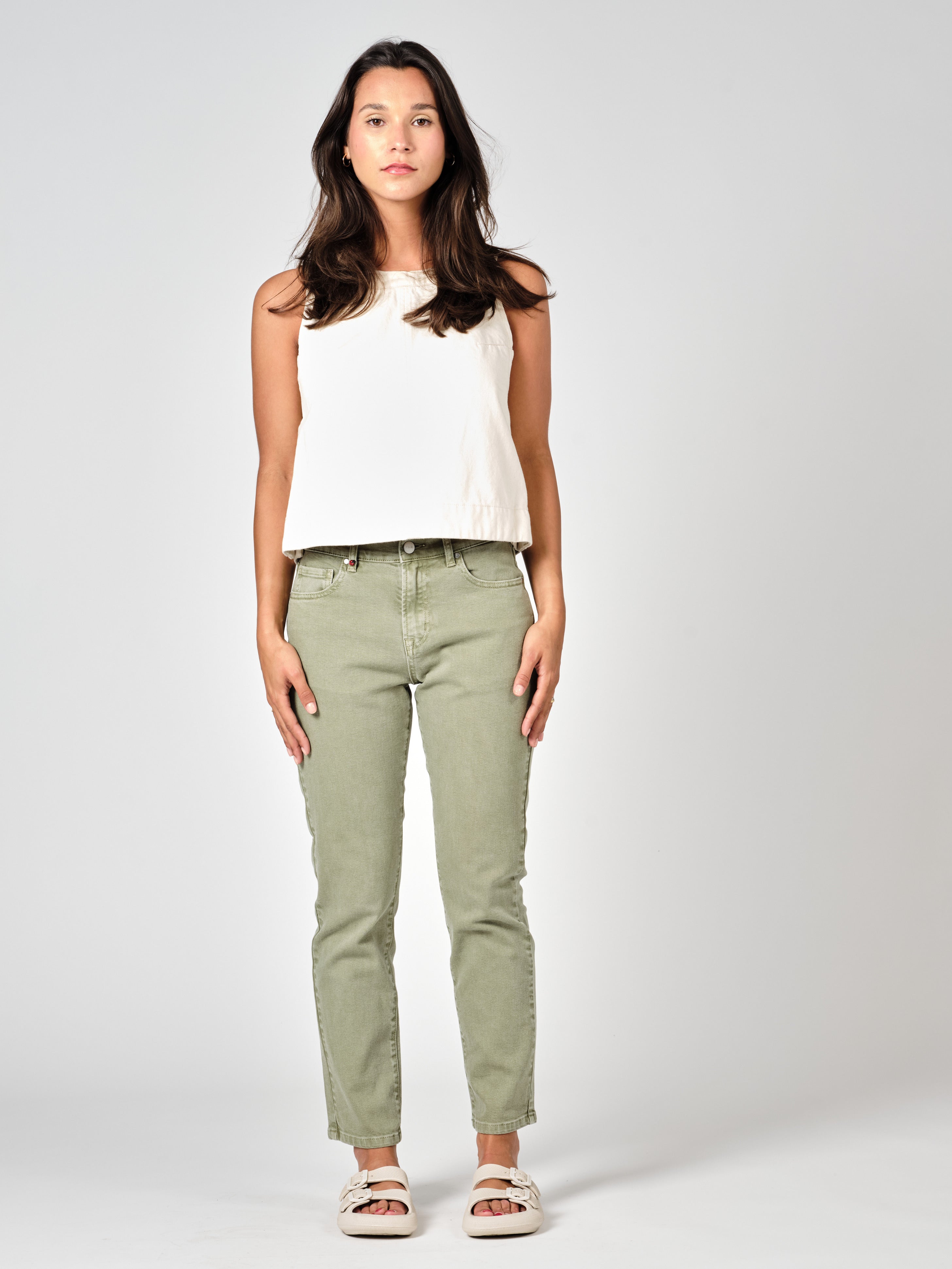 Jean mom kaki PATRICIA MFN femme, KAKI, taille 25, porté par Valentine (1m70) – photo 2