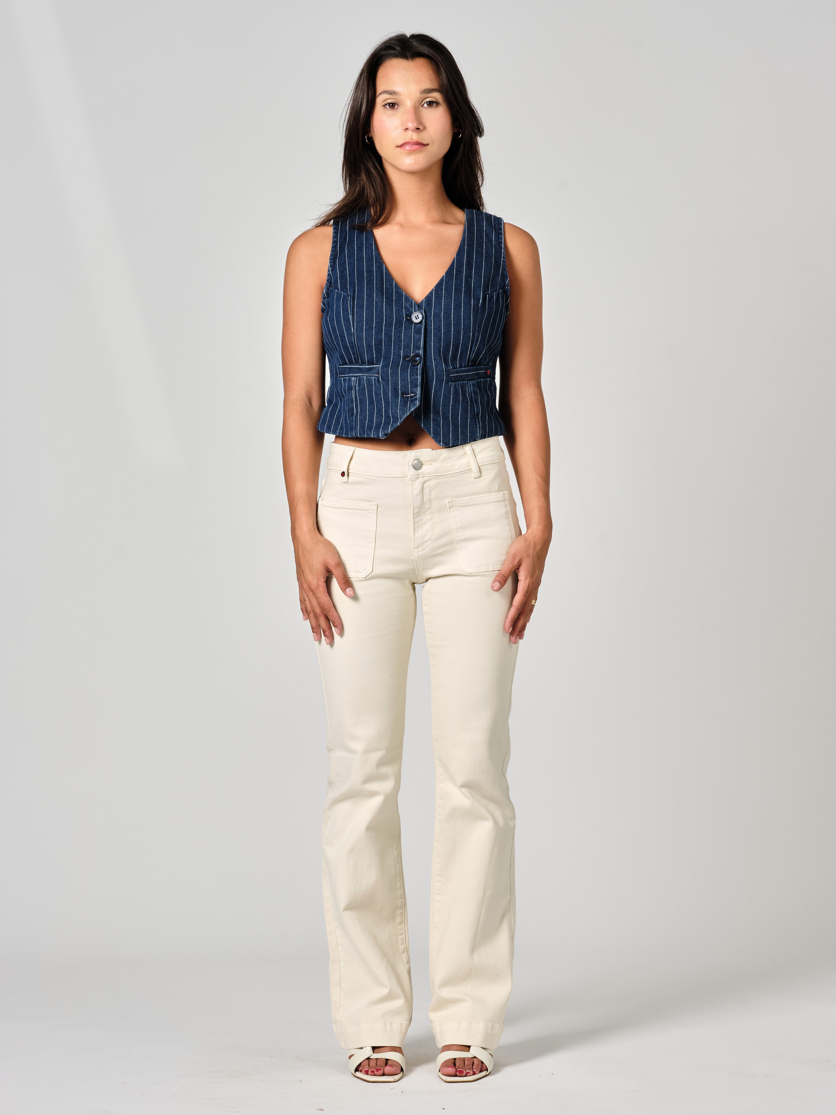 Jean bootcut greige BELLA femme, GREIGE, taille 25, porté par Valentine (1m70) – photo 2