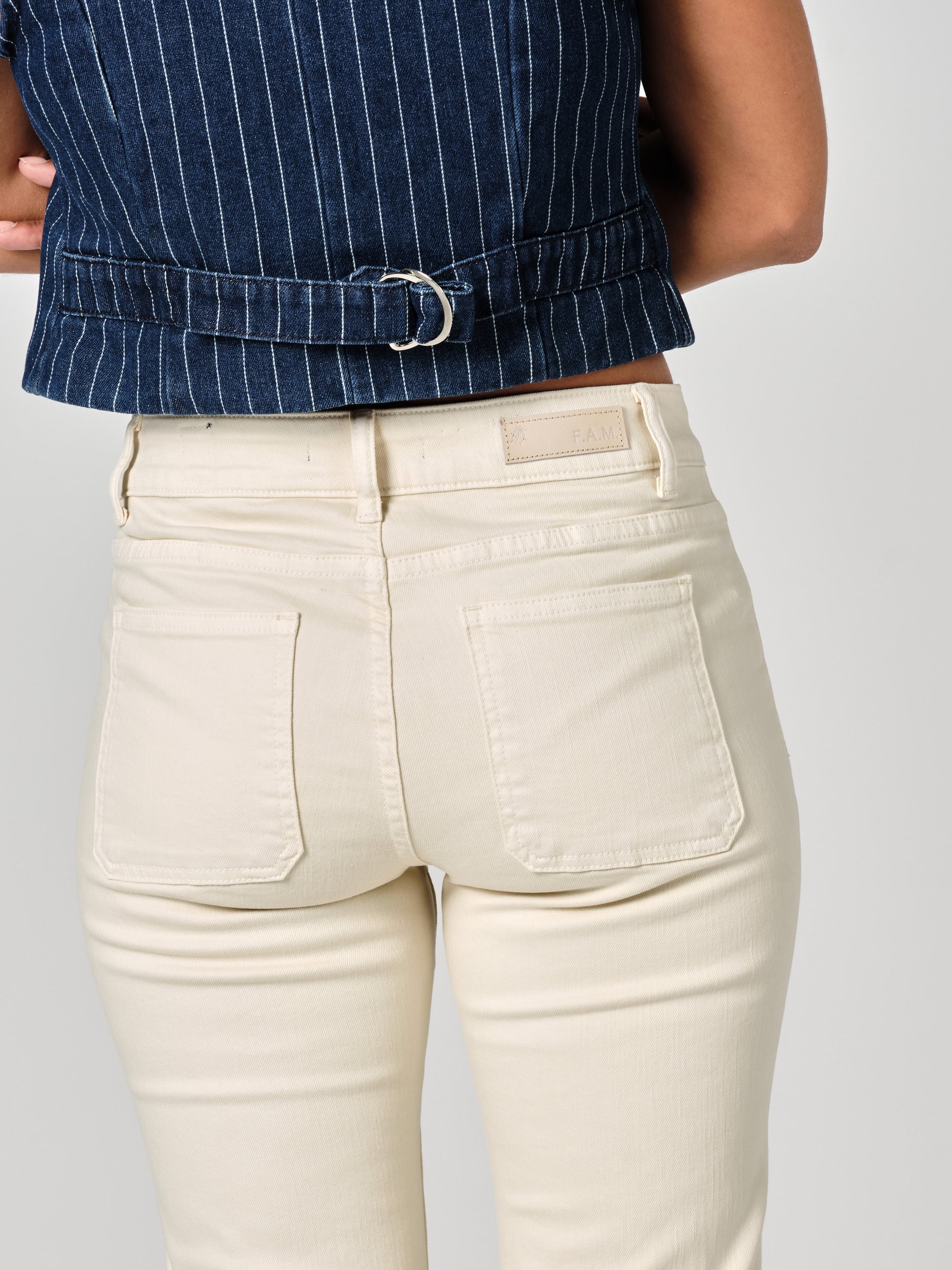 Jean bootcut greige BELLA femme, GREIGE, taille 25, porté par Valentine (1m70) – photo 5