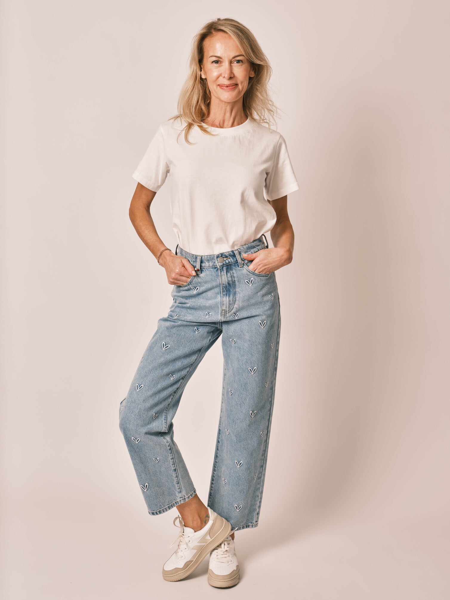 Jean droit court brodé cœur POLA EMBRO femme, BLUE, taille 25, porté par Jessica (1m75) (F.A.M. JEANS) – photo 1