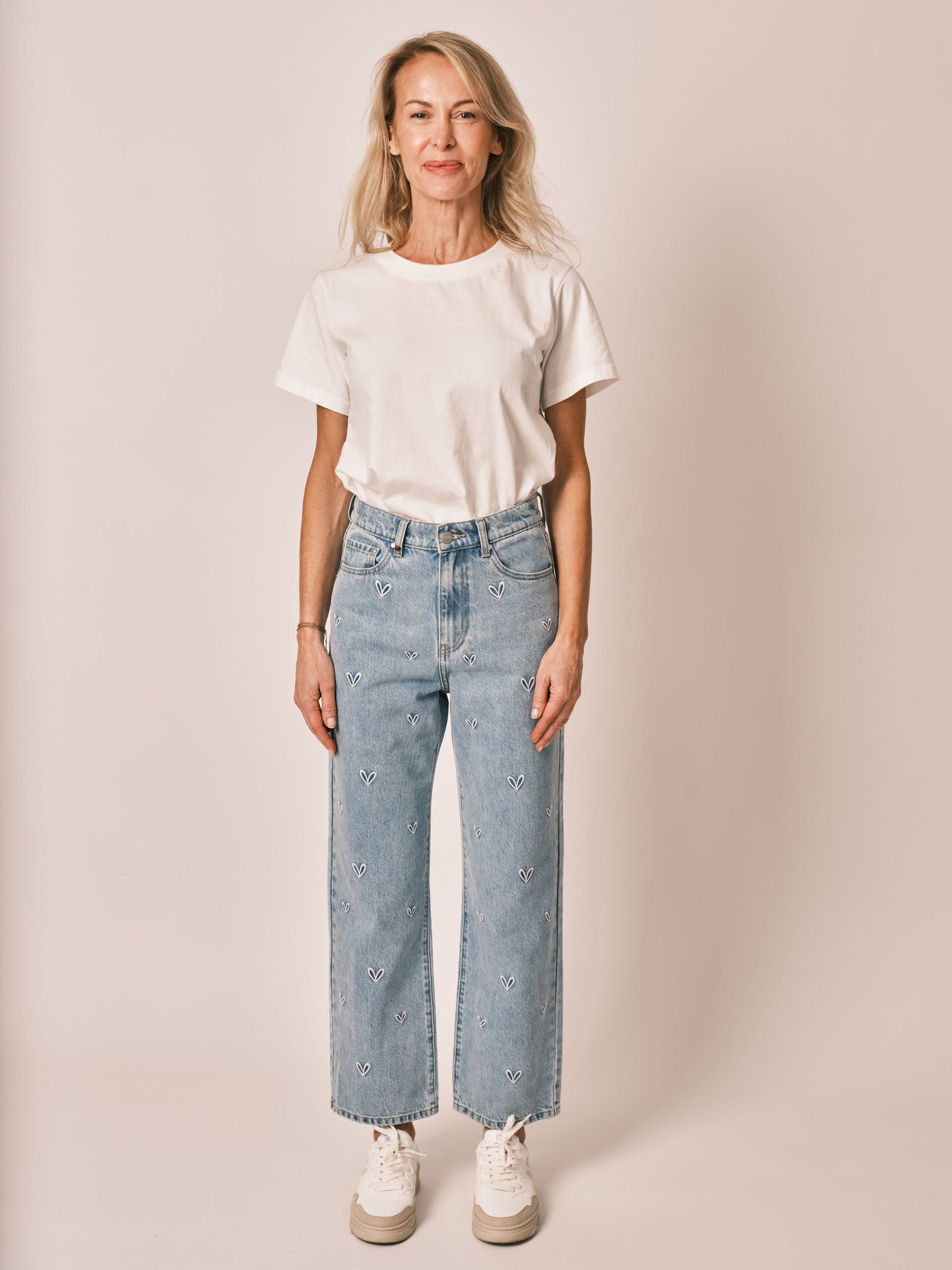 Jean droit court brodé cœur POLA EMBRO femme, BLUE, taille 25, porté par Jessica (1m75) – photo 2