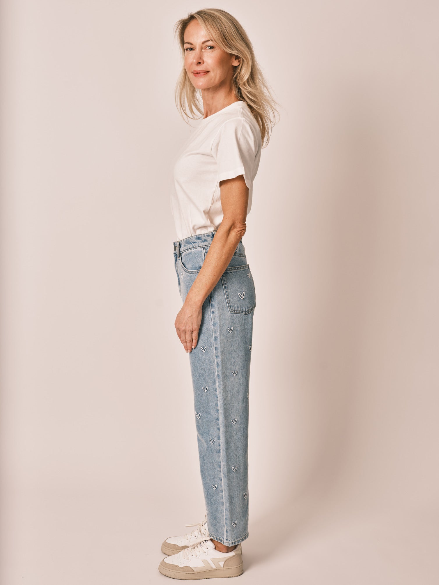 Jean droit court brodé cœur POLA EMBRO femme, BLUE, taille 25, porté par Jessica (1m75) – photo 3