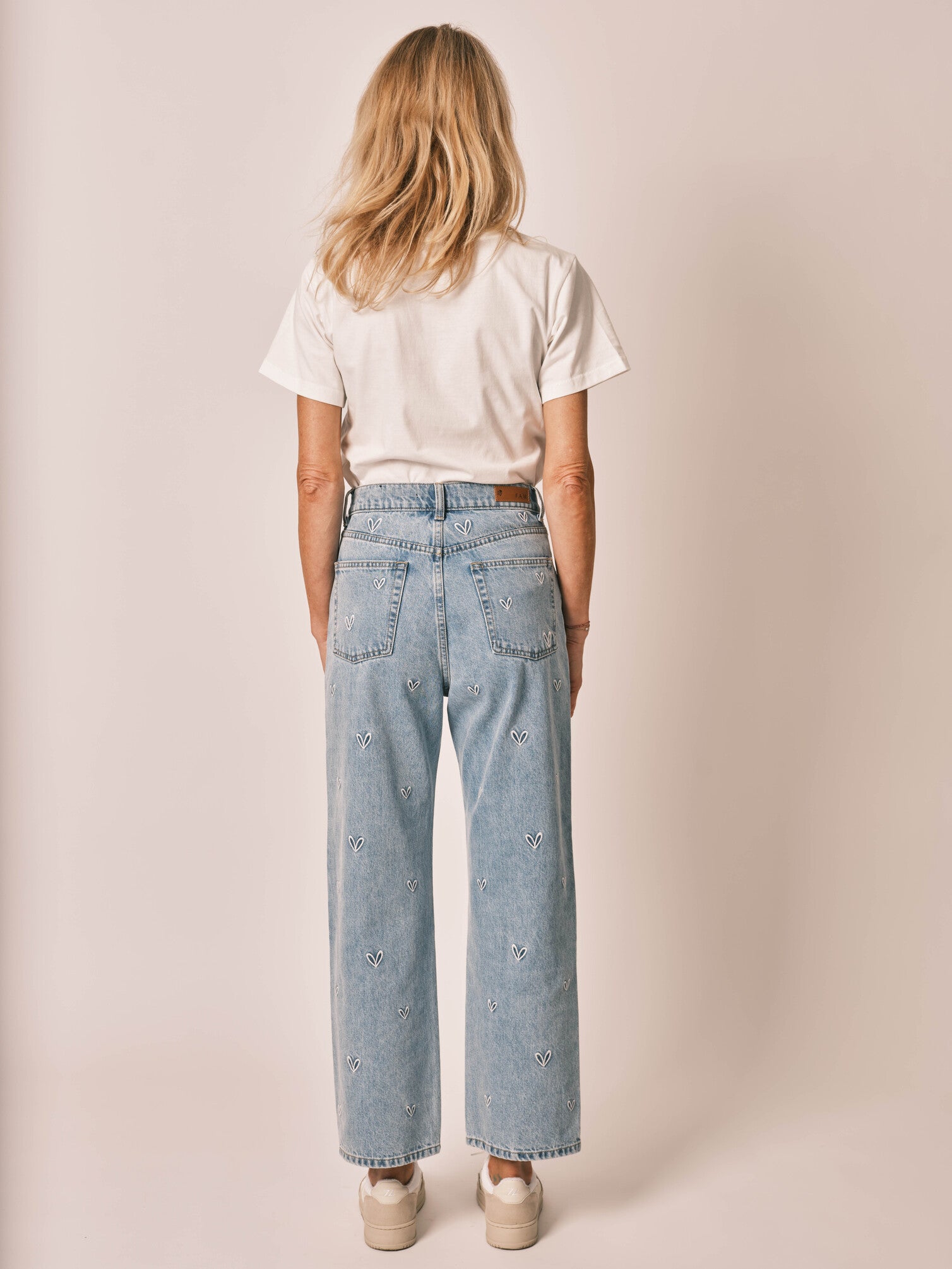 Jean droit court brodé cœur POLA EMBRO femme, BLUE, taille 25, porté par Jessica (1m75) – photo 4