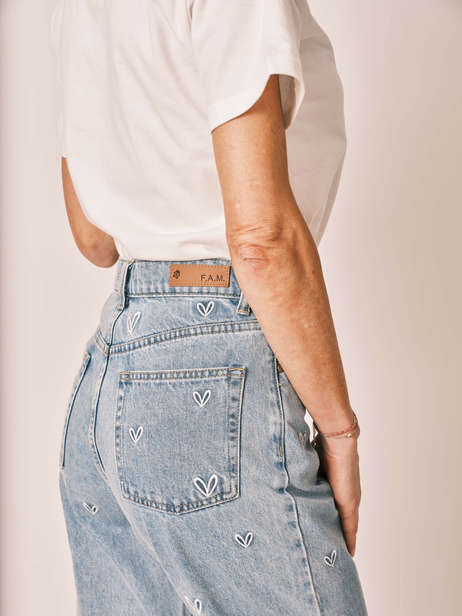 Jean droit court brodé cœur POLA EMBRO femme, BLUE, taille 25, porté par Jessica (1m75) – photo 5