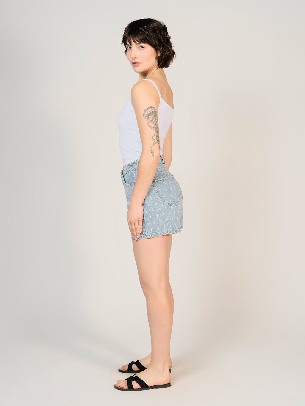Short court bleu ASHLEY PERFORÉ femme, BLUE, taille XS, porté par Sarah (1m72) – photo 3