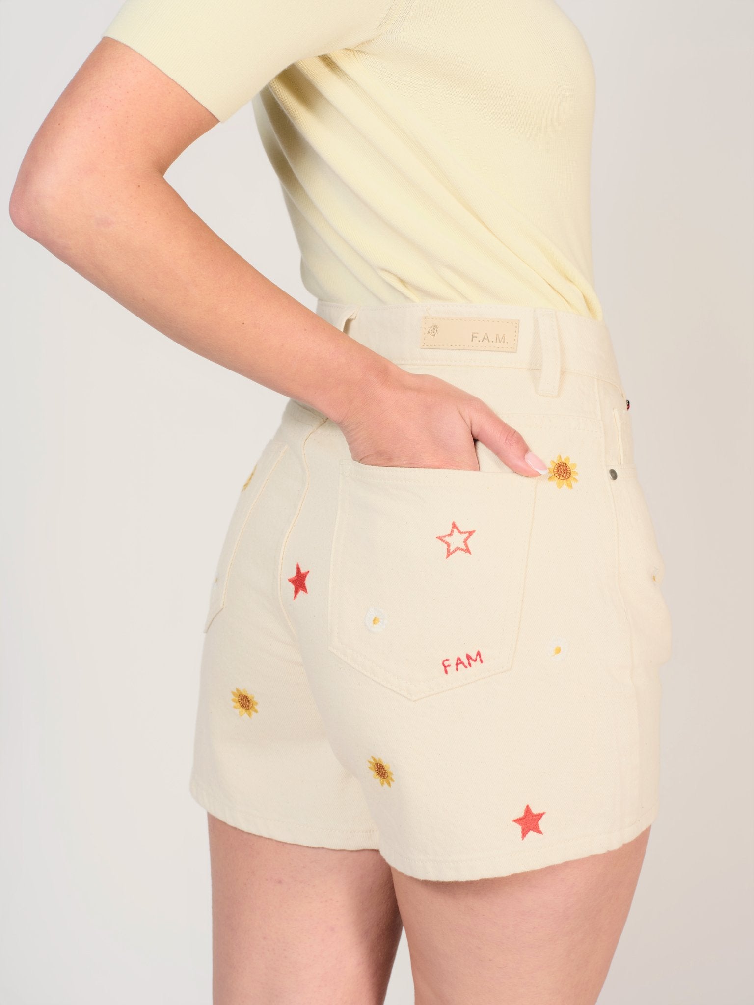 Short écru ASHLEY EMBRO femme, GREIGE, taille XS, porté par Mélissa (1m70) – photo 5