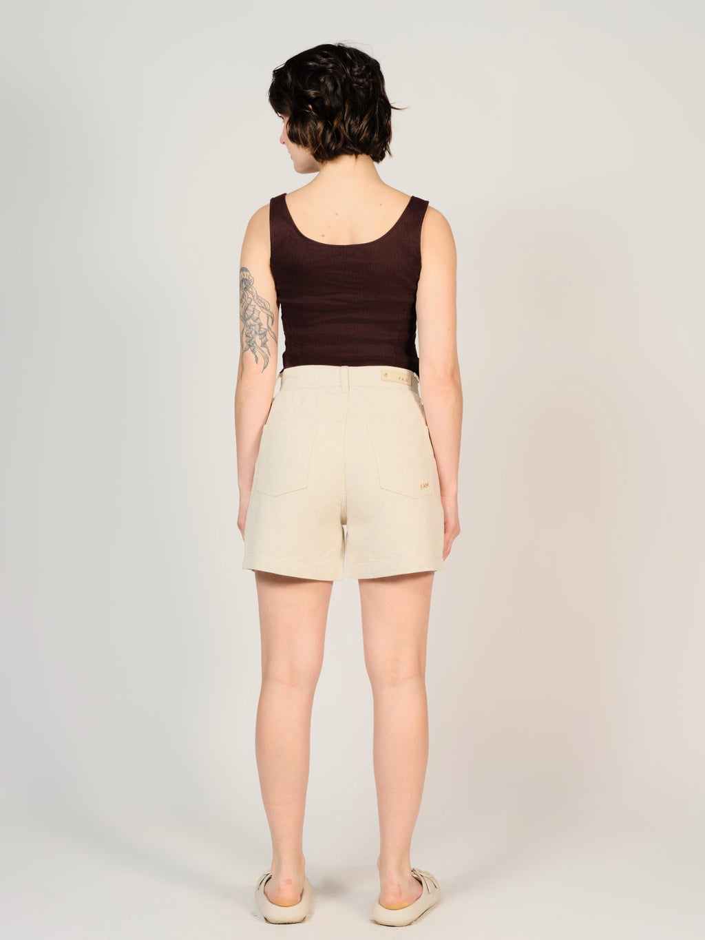 Short court taille haute écru AXELLE femme, GREIGE, taille XS, porté par Sarah (1m72) – photo 4