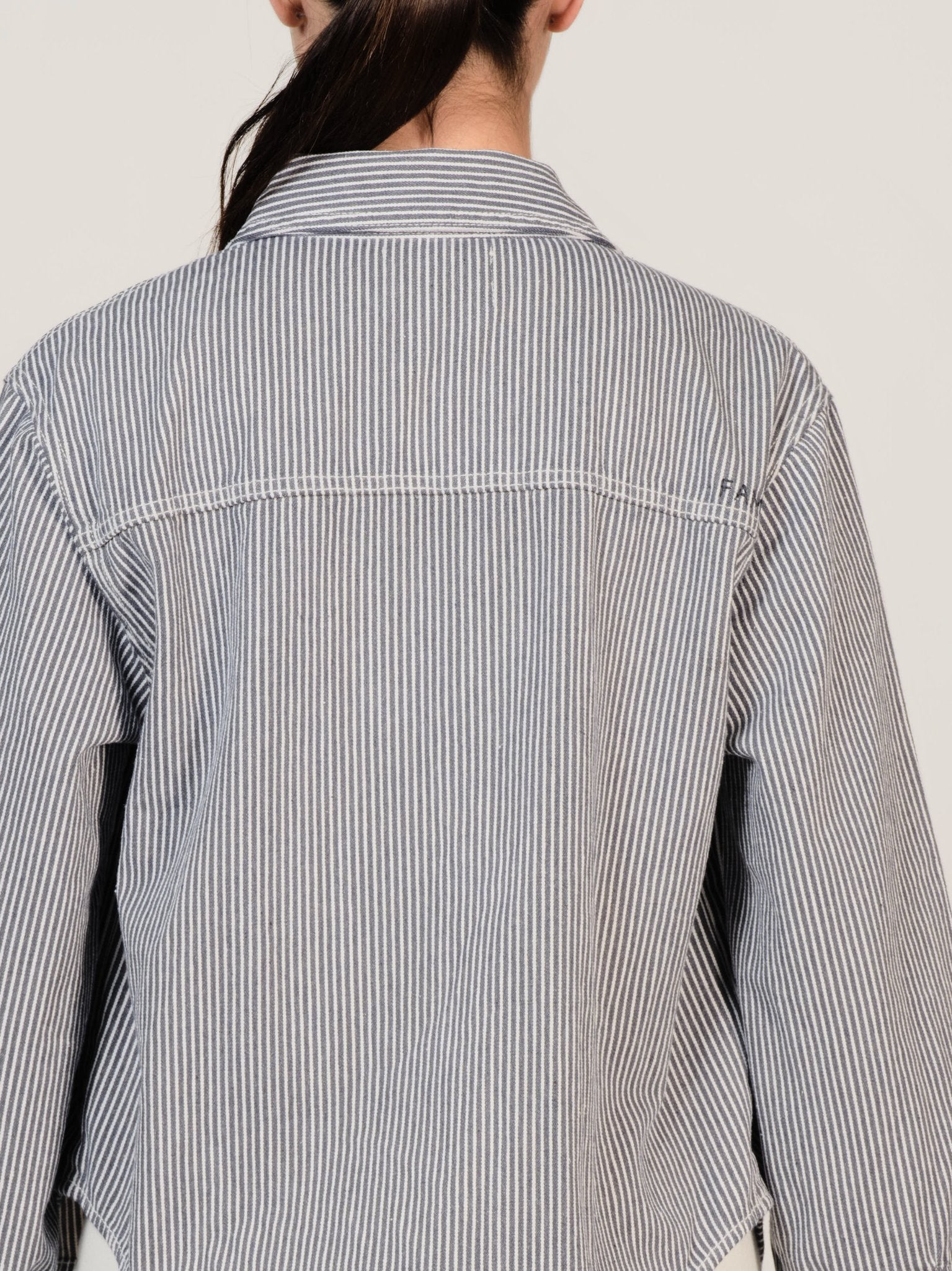 Chemise en jean à rayure bleue marine SALOME femme, STRIPE NAVY, taille XS, porté par Mélissa (1m70) – photo 4