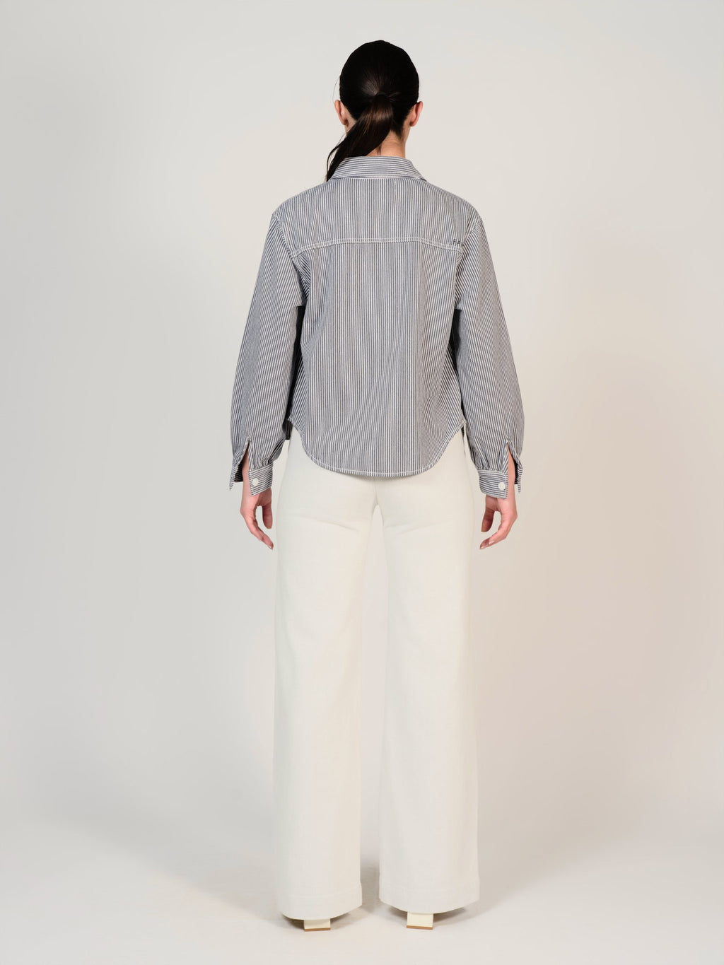 Chemise en jean à rayure bleue marine SALOME femme, STRIPE NAVY, taille XS, porté par Mélissa (1m70) – photo 5