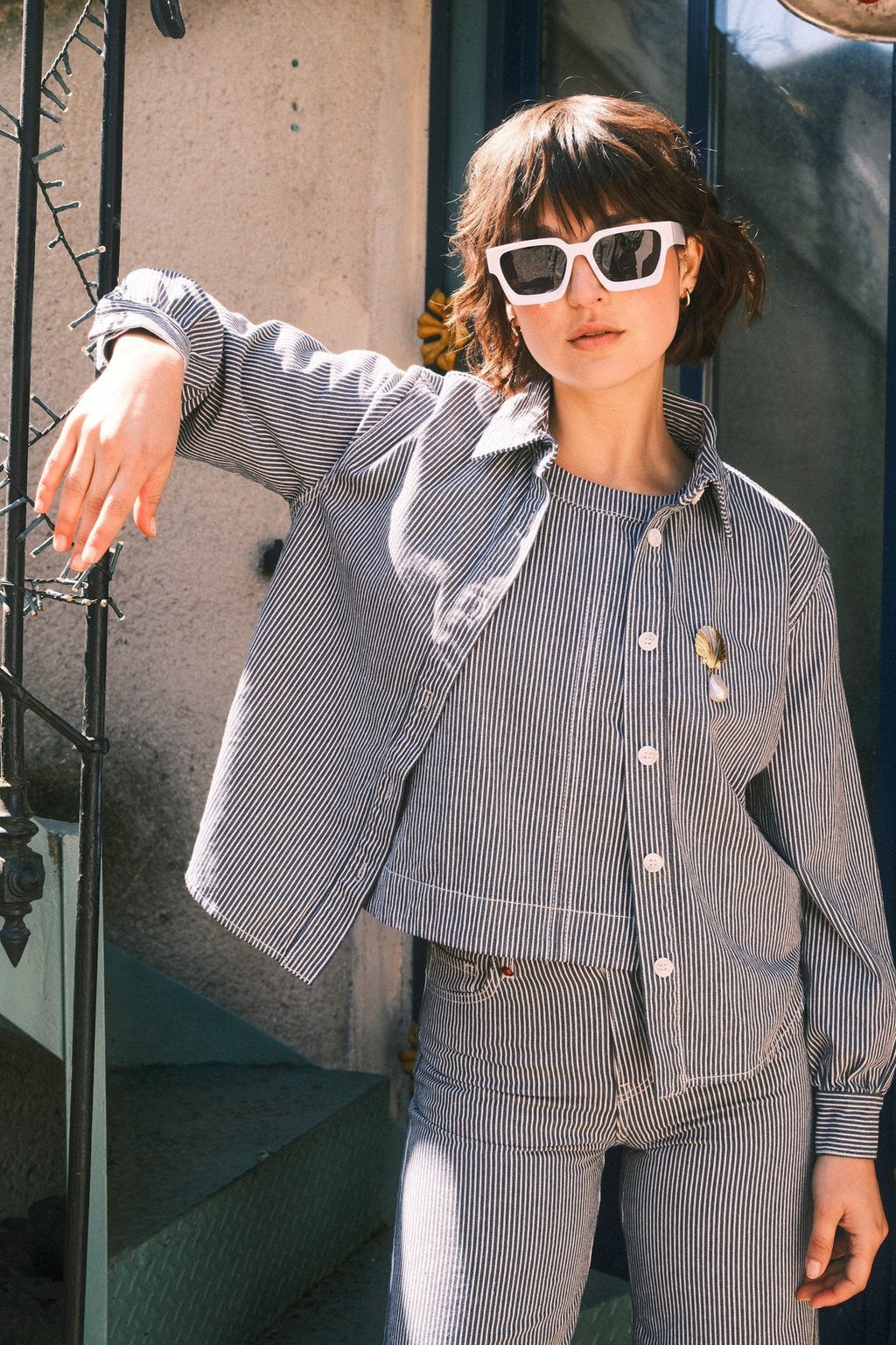 Chemise en jean à rayure bleue marine SALOME femme, STRIPE NAVY, taille XS, porté par Mélissa (1m70) – photo 6