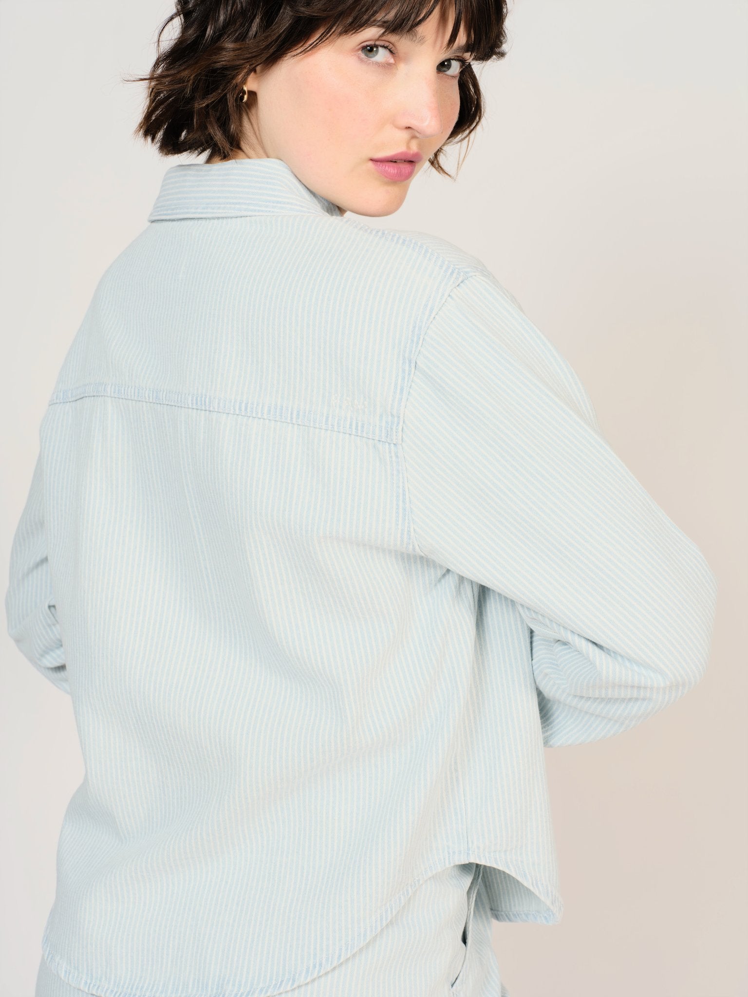 Chemise en jean à rayure bleue SALOME femme, STRIPE BLUE, taille XS, porté par Sarah (1m72) – photo 5